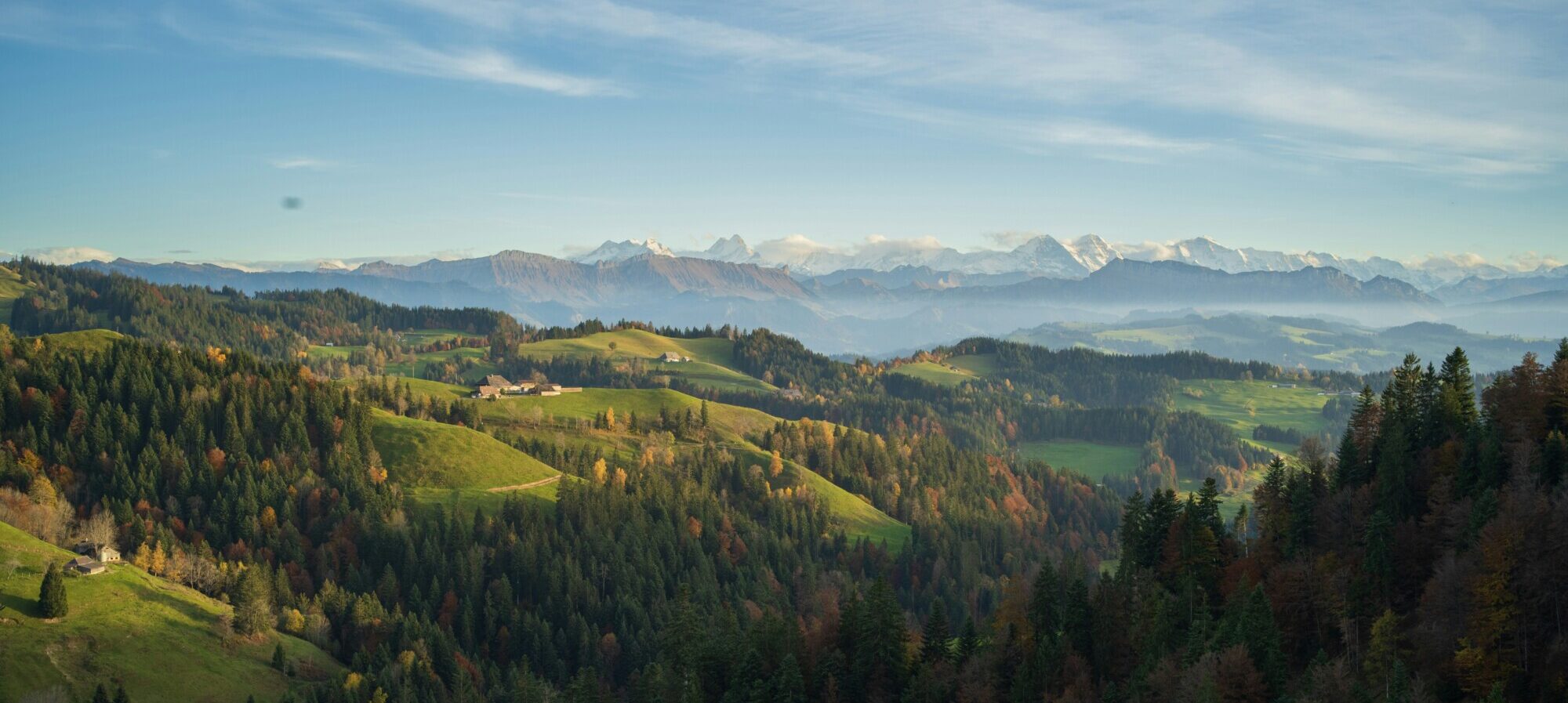 Es ist ein Ausschnitt vom Emmental zu sehen, welcher asu der Luft gefilmt wurde.