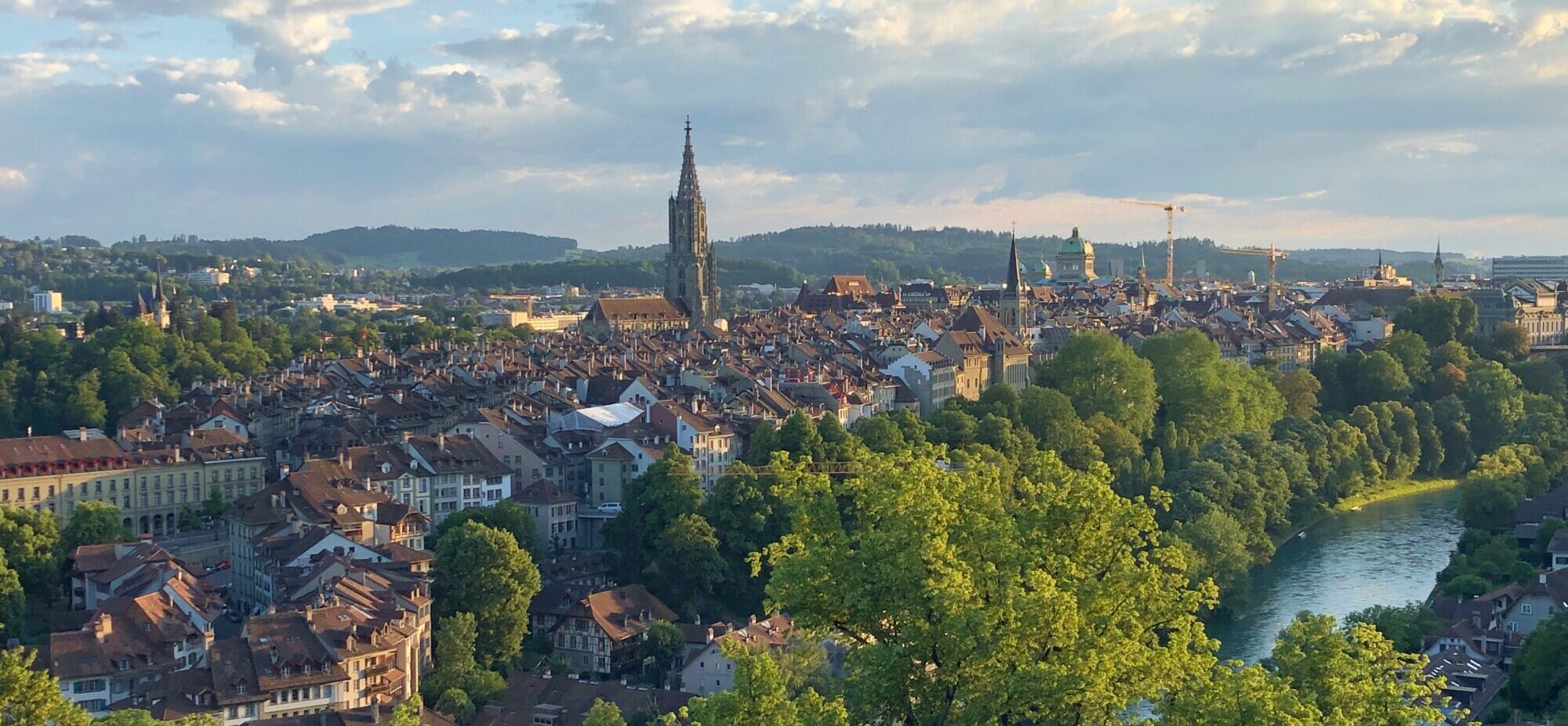 Es ist ein Ausschnitt der Stadt Bern zu sehen, welcher aus der Luft forografiert wurde.