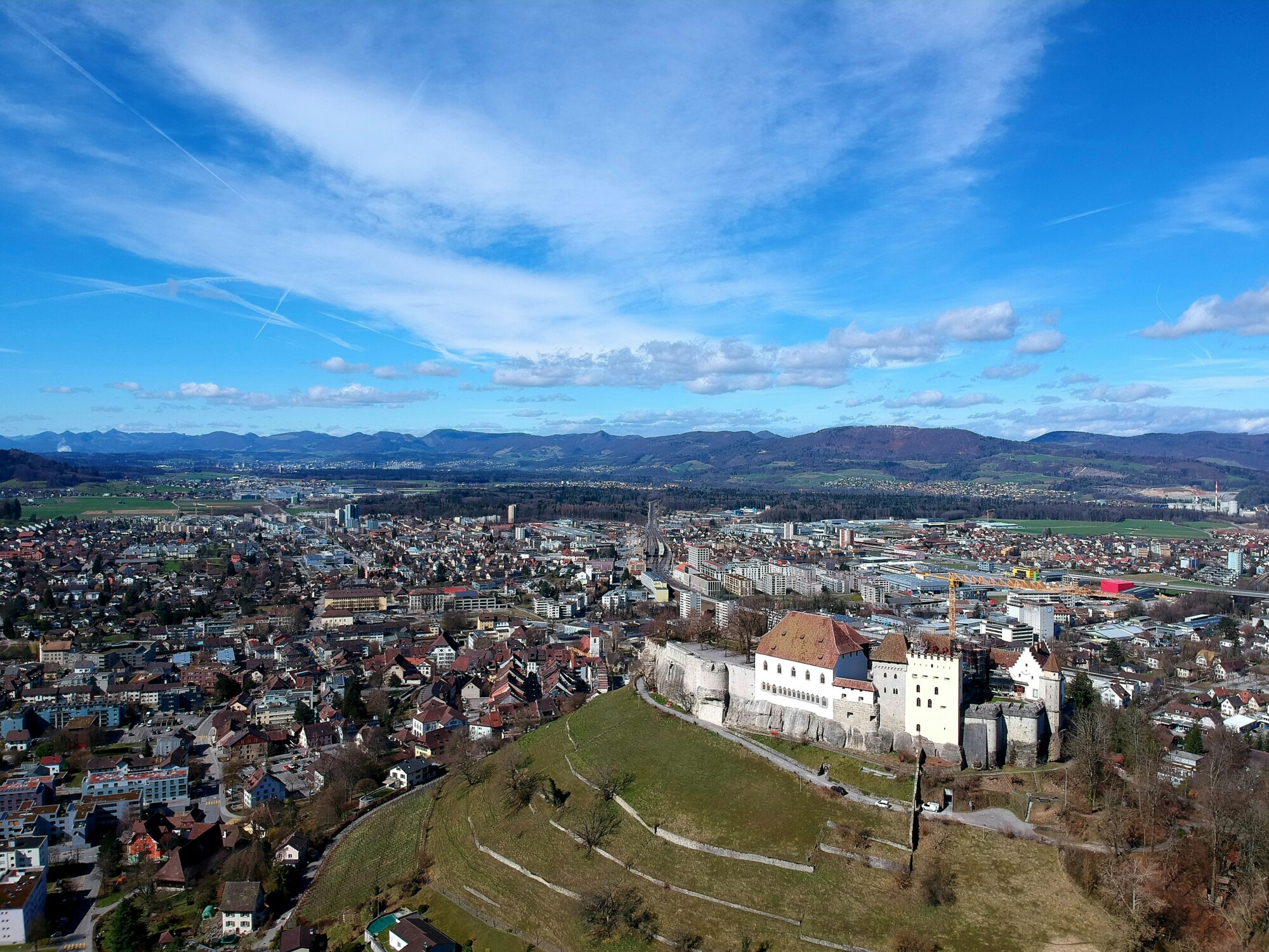 Schweizer Stadt Aarau mit dem Schloss auf einem Hügel und Blick über die umliegende Landschaft