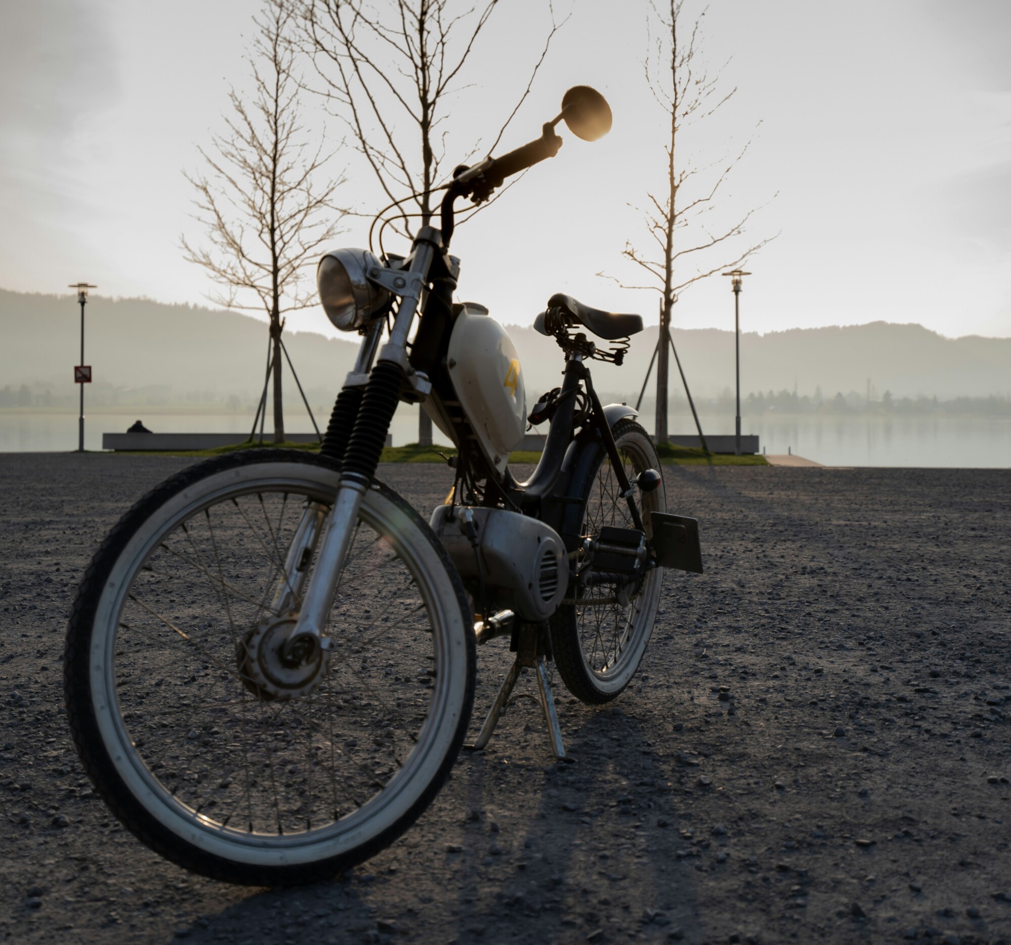 Auf dem Bild ist ein Mofa oder Moped zu sehen.