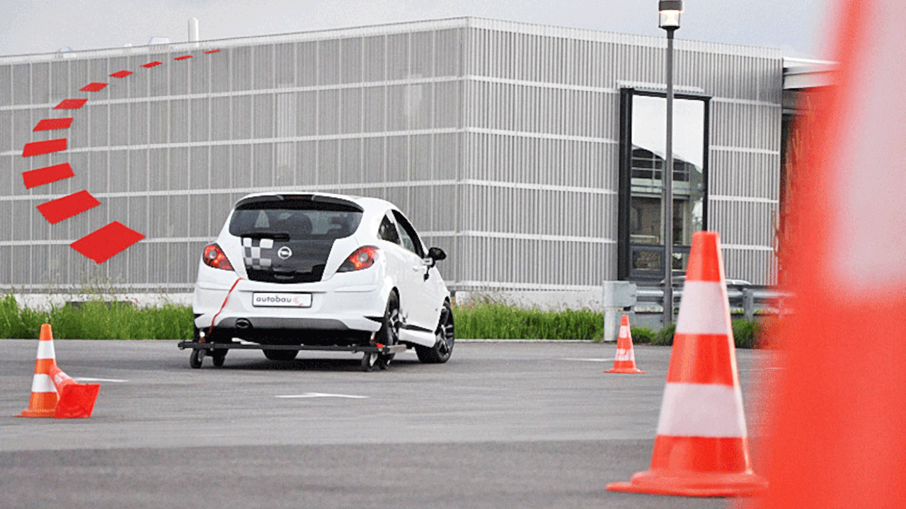 Auto-Challenge Parcour Gut und sicher Auto zu fahren, zeigt viele Gesichter. Denn es hat keinesfalls nur mit starker Beschleunigung und hohen Geschwindigkeiten zu tun – im Gegenteil!
