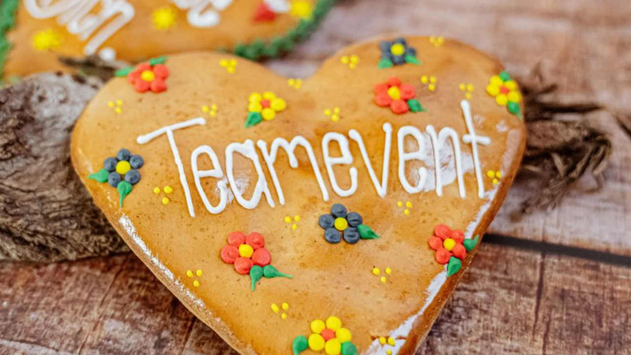 Lasst Euch vom Duft frisch gebackener Lebkuchen verzaubern. Bei unserem Lebkuchenhaus Event dürfen alle Teilnehmer kreativ sein und Ihr eigenes Lebkuchenhaus sowie ein Lebkuchenherz nach Herzenslust dekorieren. Die Lebkuchen werden vor dem Event von uns vorgebacken und danach werden die einzelnen Elemente von Euch mit Zuckerguss zu einem Lebkuchenhaus zusammengesetzt. Die Kursleitung zeigt Euch nun, wie Ihr das Lebkuchenhaus individuell mit verschiedenen Dekorationstechniken und Zutaten verzieren könnt. Danach dürfen die Teilnehmenden richtig kreativ sein und Ihr Lebkuchenhaus mit Zuckerguss, Mandeln, essbarem Glitzer, Smarties und weiteren Süssigkeiten so dekorieren, wie sie wollen. Während ihr Team fleissig mit Zuckerguss Ihre Lebkuchenhäuschen am Verzieren und mit verschiedenen Dekorationen am Bekleben ist, stärken wir die Gruppe mit heissem Glühwein, Punsch, Kaffee oder Tee.