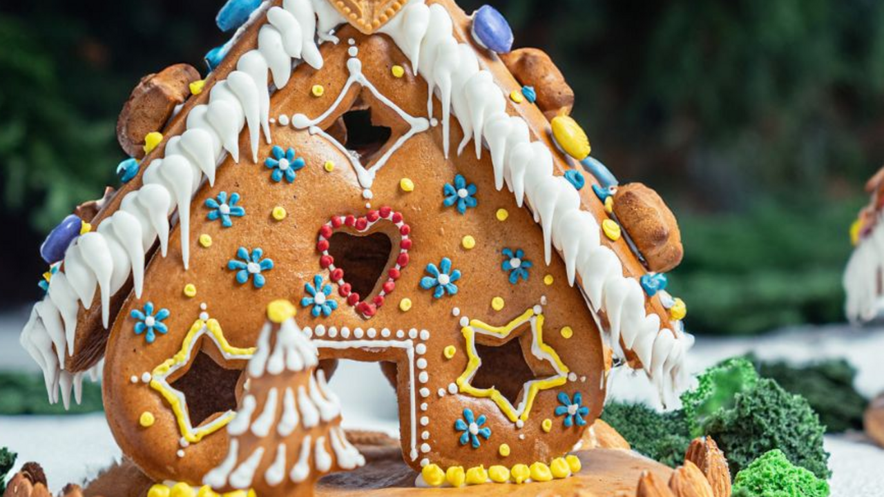 Lebkuchenhaus Challenge Lasst Euch vom Duft frisch gebackener Lebkuchen verzaubern. Bei unserem Lebkuchenhaus Event dürfen alle Teilnehmer kreativ sein und Ihr eigenes Lebkuchenhaus sowie ein Lebkuchenherz nach Herzenslust dekorieren. Die Lebkuchen werden vor dem Event von uns vorgebacken und danach werden die einzelnen Elemente von Euch mit Zuckerguss zu einem Lebkuchenhaus zusammengesetzt. Die Kursleitung zeigt Euch nun, wie Ihr das Lebkuchenhaus individuell mit verschiedenen Dekorationstechniken und Zutaten verzieren könnt. Danach dürfen die Teilnehmenden richtig kreativ sein und Ihr Lebkuchenhaus mit Zuckerguss, Mandeln, essbarem Glitzer, Smarties und weiteren Süssigkeiten so dekorieren, wie sie wollen. Während ihr Team fleissig mit Zuckerguss Ihre Lebkuchenhäuschen am Verzieren und mit verschiedenen Dekorationen am Bekleben ist, stärken wir die Gruppe mit heissem Glühwein, Punsch, Kaffee oder Tee.