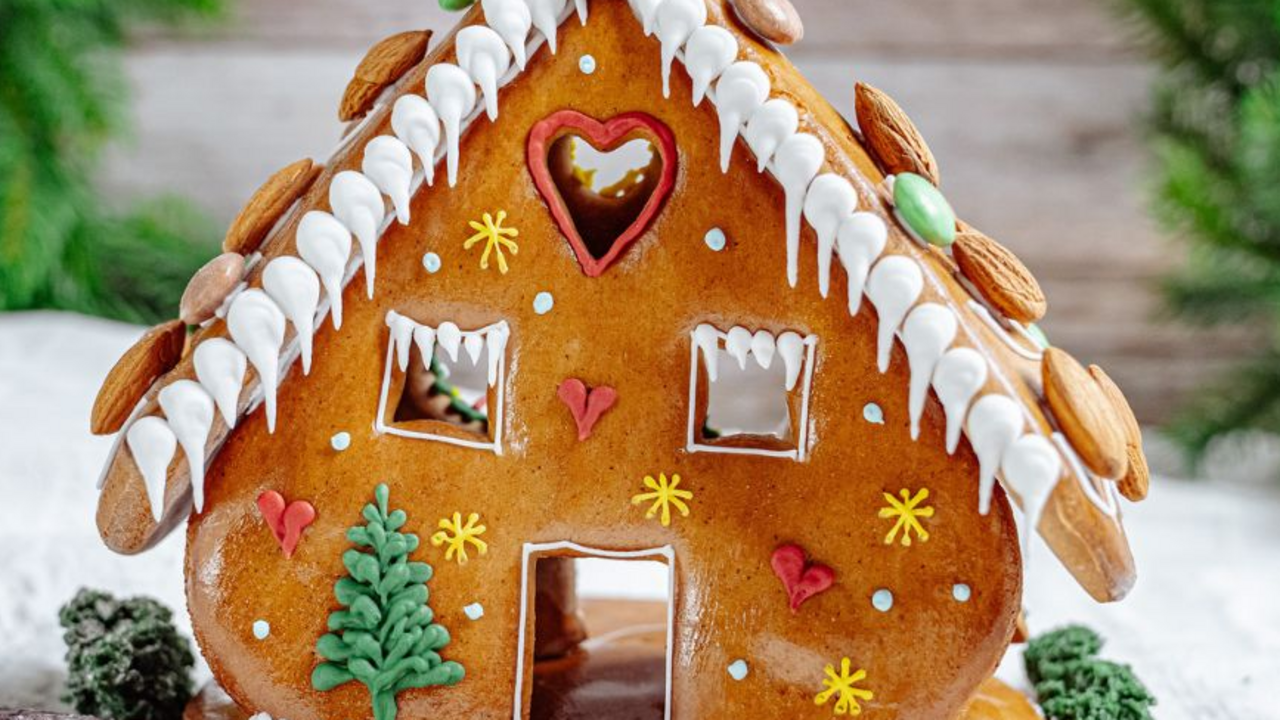 Lasst Euch vom Duft frisch gebackener Lebkuchen verzaubern. Bei unserem Lebkuchenhaus Event dürfen alle Teilnehmer kreativ sein und Ihr eigenes Lebkuchenhaus sowie ein Lebkuchenherz nach Herzenslust dekorieren. Die Lebkuchen werden vor dem Event von uns vorgebacken und danach werden die einzelnen Elemente von Euch mit Zuckerguss zu einem Lebkuchenhaus zusammengesetzt. Die Kursleitung zeigt Euch nun, wie Ihr das Lebkuchenhaus individuell mit verschiedenen Dekorationstechniken und Zutaten verzieren könnt. Danach dürfen die Teilnehmenden richtig kreativ sein und Ihr Lebkuchenhaus mit Zuckerguss, Mandeln, essbarem Glitzer, Smarties und weiteren Süssigkeiten so dekorieren, wie sie wollen. Während ihr Team fleissig mit Zuckerguss Ihre Lebkuchenhäuschen am Verzieren und mit verschiedenen Dekorationen am Bekleben ist, stärken wir die Gruppe mit heissem Glühwein, Punsch, Kaffee oder Tee.