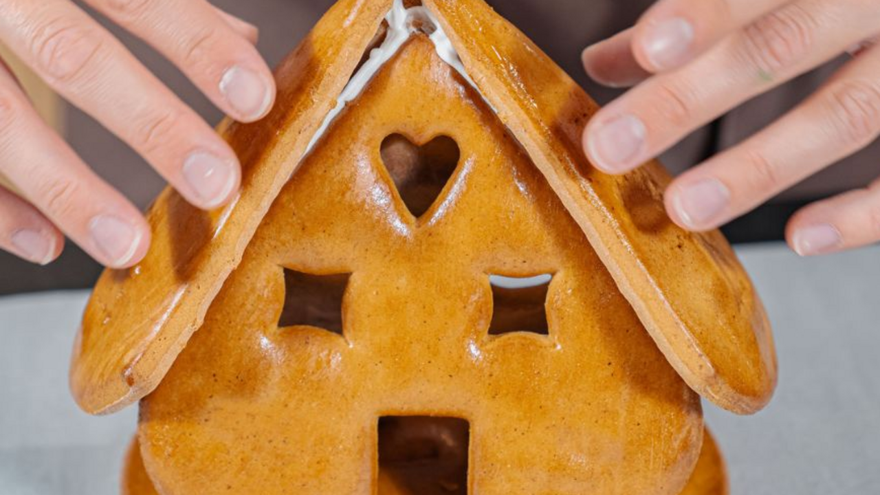 Lasst Euch vom Duft frisch gebackener Lebkuchen verzaubern. Bei unserem Lebkuchenhaus Event dürfen alle Teilnehmer kreativ sein und Ihr eigenes Lebkuchenhaus sowie ein Lebkuchenherz nach Herzenslust dekorieren. Die Lebkuchen werden vor dem Event von uns vorgebacken und danach werden die einzelnen Elemente von Euch mit Zuckerguss zu einem Lebkuchenhaus zusammengesetzt. Die Kursleitung zeigt Euch nun, wie Ihr das Lebkuchenhaus individuell mit verschiedenen Dekorationstechniken und Zutaten verzieren könnt. Danach dürfen die Teilnehmenden richtig kreativ sein und Ihr Lebkuchenhaus mit Zuckerguss, Mandeln, essbarem Glitzer, Smarties und weiteren Süssigkeiten so dekorieren, wie sie wollen. Während ihr Team fleissig mit Zuckerguss Ihre Lebkuchenhäuschen am Verzieren und mit verschiedenen Dekorationen am Bekleben ist, stärken wir die Gruppe mit heissem Glühwein, Punsch, Kaffee oder Tee.