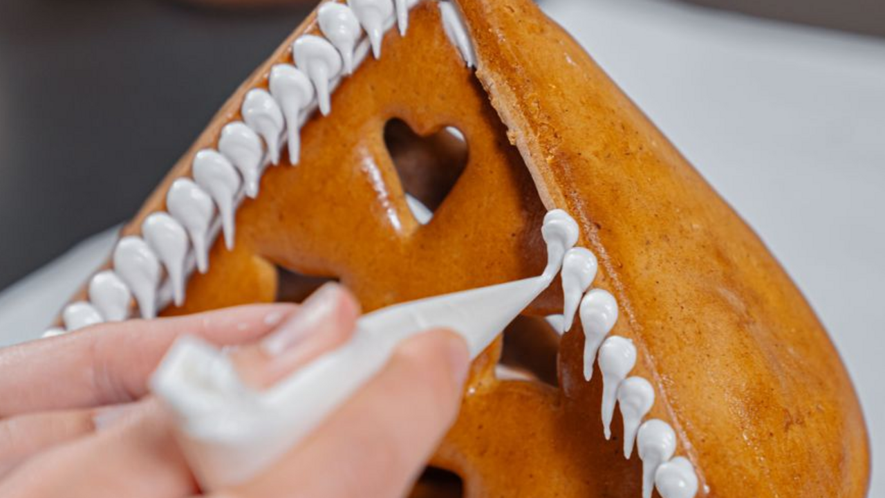 Lasst Euch vom Duft frisch gebackener Lebkuchen verzaubern. Bei unserem Lebkuchenhaus Event dürfen alle Teilnehmer kreativ sein und Ihr eigenes Lebkuchenhaus sowie ein Lebkuchenherz nach Herzenslust dekorieren. Die Lebkuchen werden vor dem Event von uns vorgebacken und danach werden die einzelnen Elemente von Euch mit Zuckerguss zu einem Lebkuchenhaus zusammengesetzt. Die Kursleitung zeigt Euch nun, wie Ihr das Lebkuchenhaus individuell mit verschiedenen Dekorationstechniken und Zutaten verzieren könnt. Danach dürfen die Teilnehmenden richtig kreativ sein und Ihr Lebkuchenhaus mit Zuckerguss, Mandeln, essbarem Glitzer, Smarties und weiteren Süssigkeiten so dekorieren, wie sie wollen. Während ihr Team fleissig mit Zuckerguss Ihre Lebkuchenhäuschen am Verzieren und mit verschiedenen Dekorationen am Bekleben ist, stärken wir die Gruppe mit heissem Glühwein, Punsch, Kaffee oder Tee.