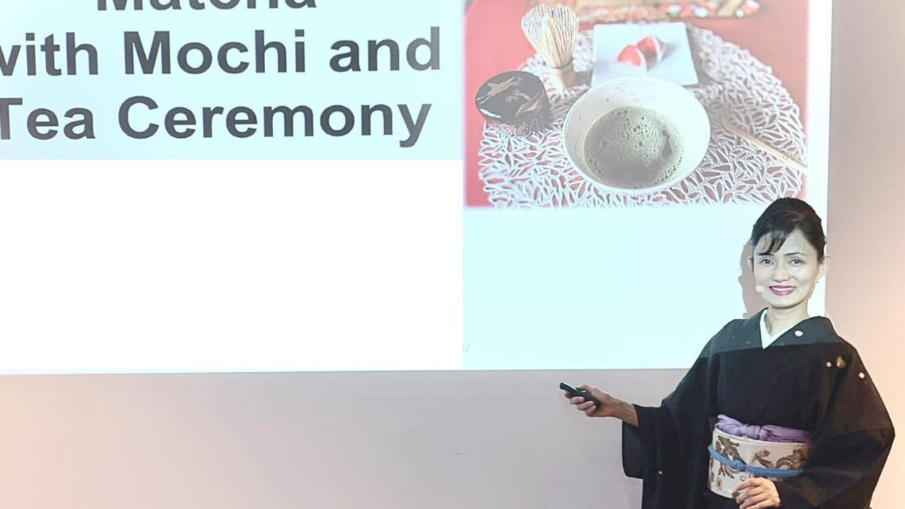 Mindfulness – Stressreduktion mit Teezeremonie Sich vom ständigen Stress, der einen aus beruflichen und privaten Gründen verfolgt, verabschieden – das ist möglich mit einer meditativen Teezeremonie. Damit verlassen Sie die Gedanken, in denen Sie sonst immer gefangen sind.