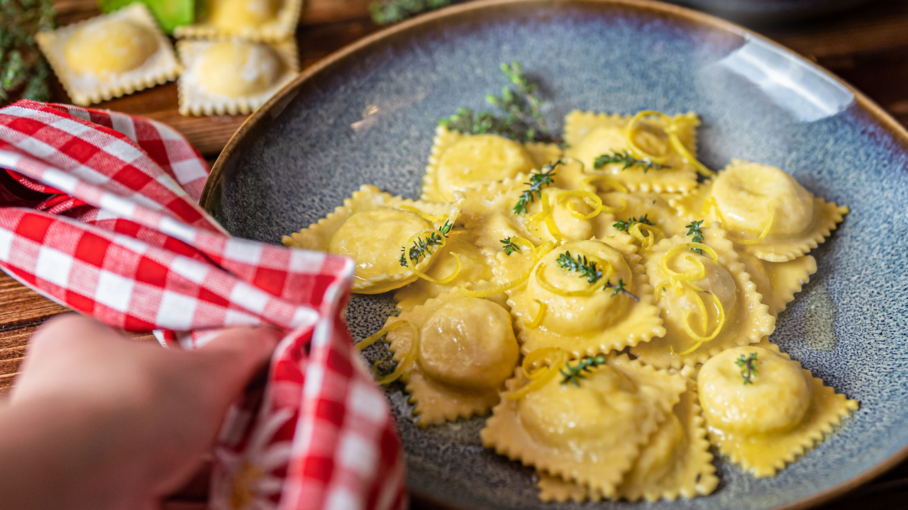 Bei unserem Pasta-Event stellen wir gemeinsam zwei verschiedene Pastateige her. Damit alle in Stimmung kommen, beginnen wir den Kurs mit einem Gläschen Prosecco. Danach geht es direkt los mit der Herstellung der Teige.