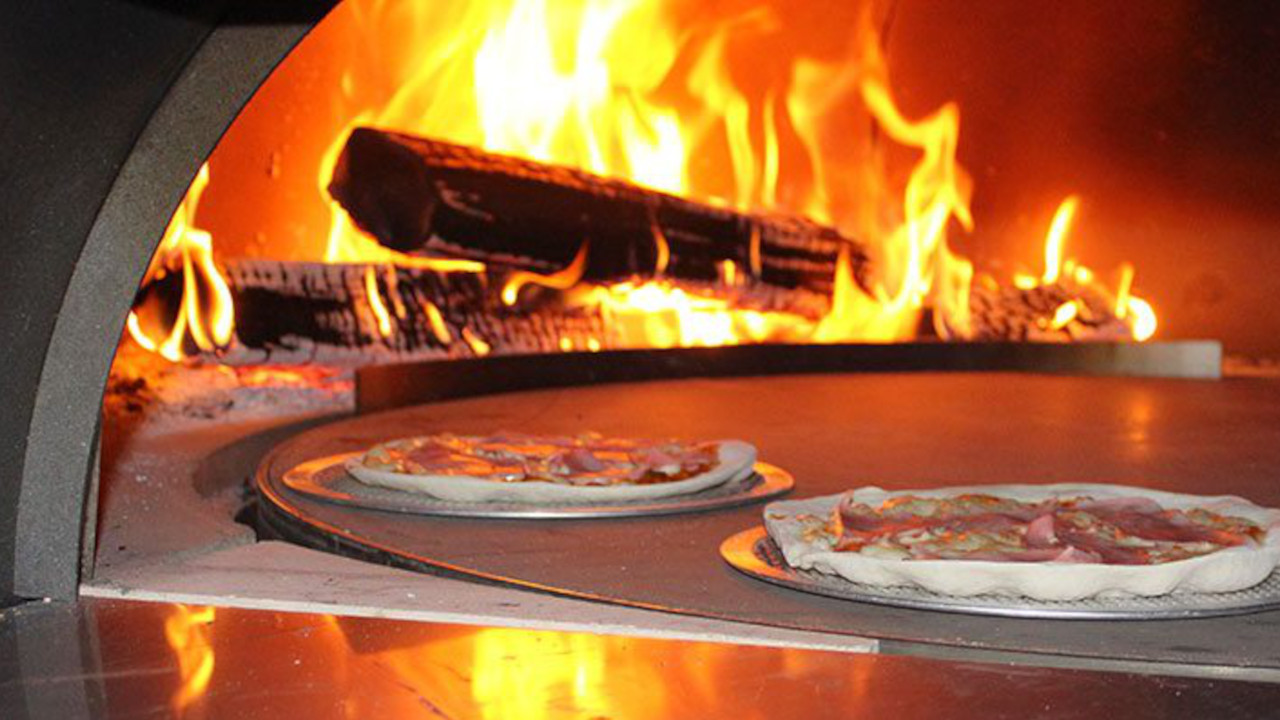 Was wäre ein Fest ohne Pizza? Mieten Sie unseren Pizza-Ofen und belegen Sie Ihre eigene Pizza und rein in den heissen Ofen.