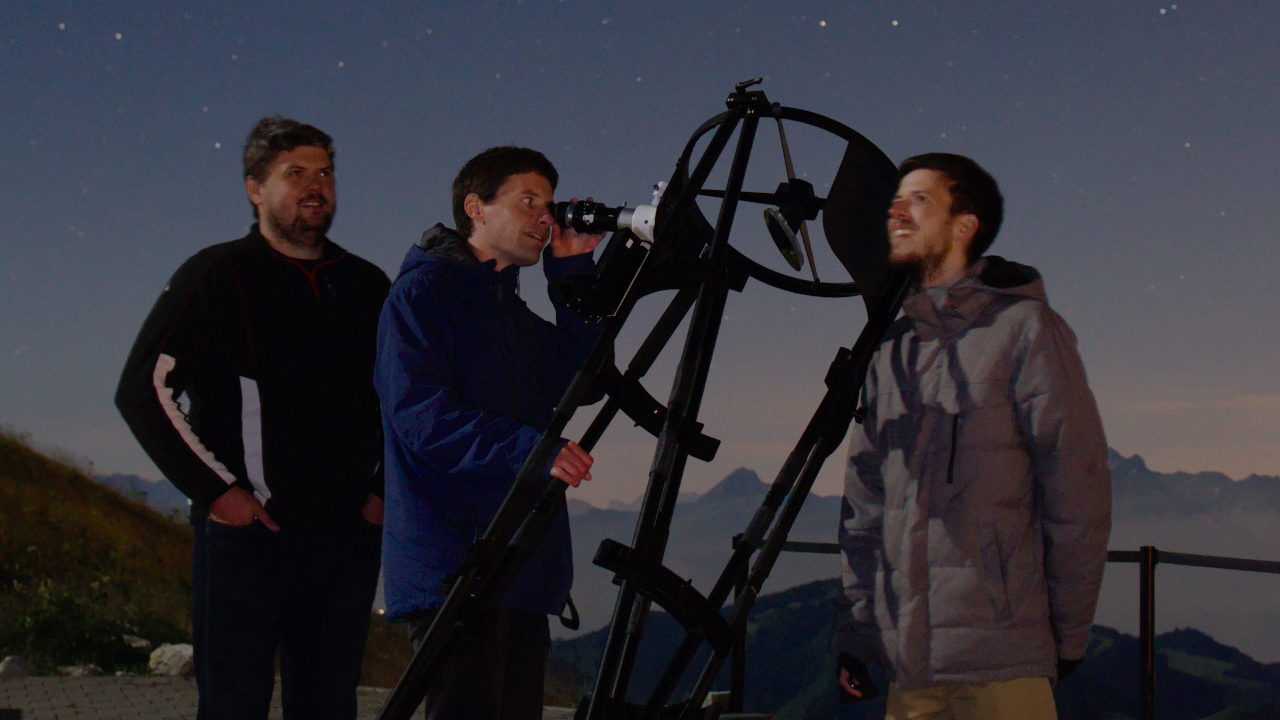 Teamevent unter den Sternen Erleben Sie einen unvergesslichen Astronomie-Abend abgestimmt auf Ihre Wünsche. Wir bieten Ihnen eine spannende und interaktive Reise durch den Nachthimmel in Form von einer interaktiven Präsentation. Die Beobachtung ermöglicht es Ihnen, einen Blick durch unsere professionellen Teleskope auf die Planeten oder unsere Nachbargalaxie zu werfen. Wir werden Ihnen auch die Sternbilder zeigen und erklären wie Sie den Polarstern am Nachthimmel auffinden können.