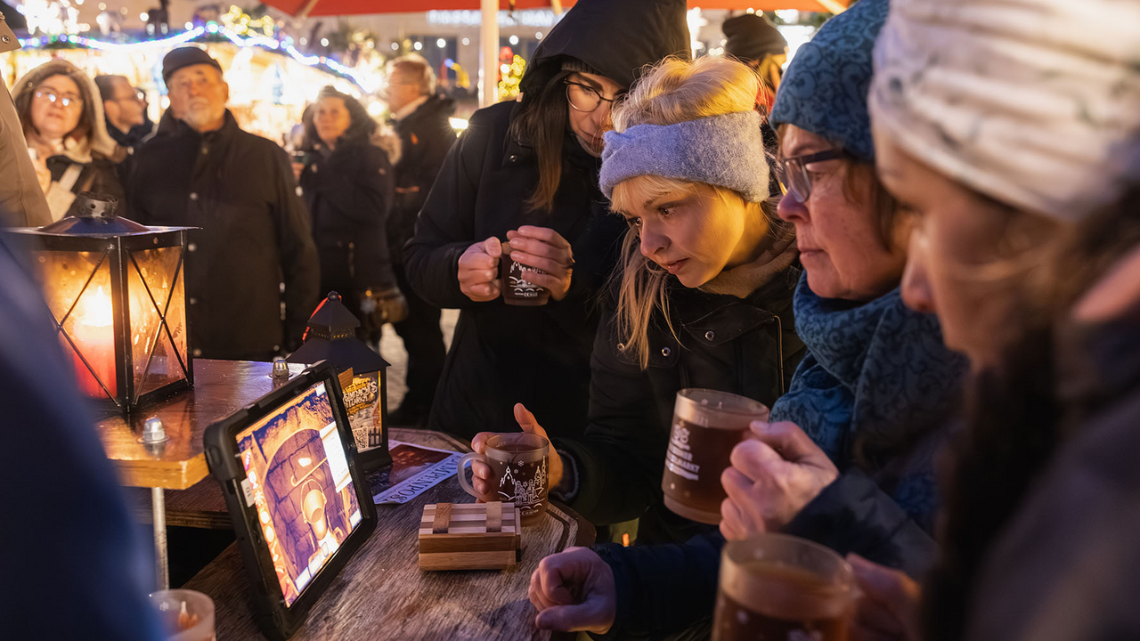 Auf der Suche nach dem geeigneten Weihnachtsevent? Weihnachtsmarktstimmung, Glühwein und Teambuilding während ihr eine spannende Mission löst - ob kleiner, privater Event zu zweit oder grosser Firmenevent: Abenteuer Weihnachtsmarkt 2024 bietet für alle etwas! Die Mission Gerüchte berichten von den jungen Magieschülern der nahegelegenen Zaubererschule, die vielleicht ein wenig zu kühn mit ihren Künsten experimentiert haben. Oder steckt am Ende sogar mehr dahinter? Im Advent 2024 bringt der Weihnachtsmarkt eine ganz besondere Überraschung. Die Marktstände benehmen sich seltsam: Lichterketten tanzen wild umher, Zuckerstangen singen leise Lieder, und der Kühlschrank spricht Gedichte. Ein Hauch von Magie liegt in der Luft.