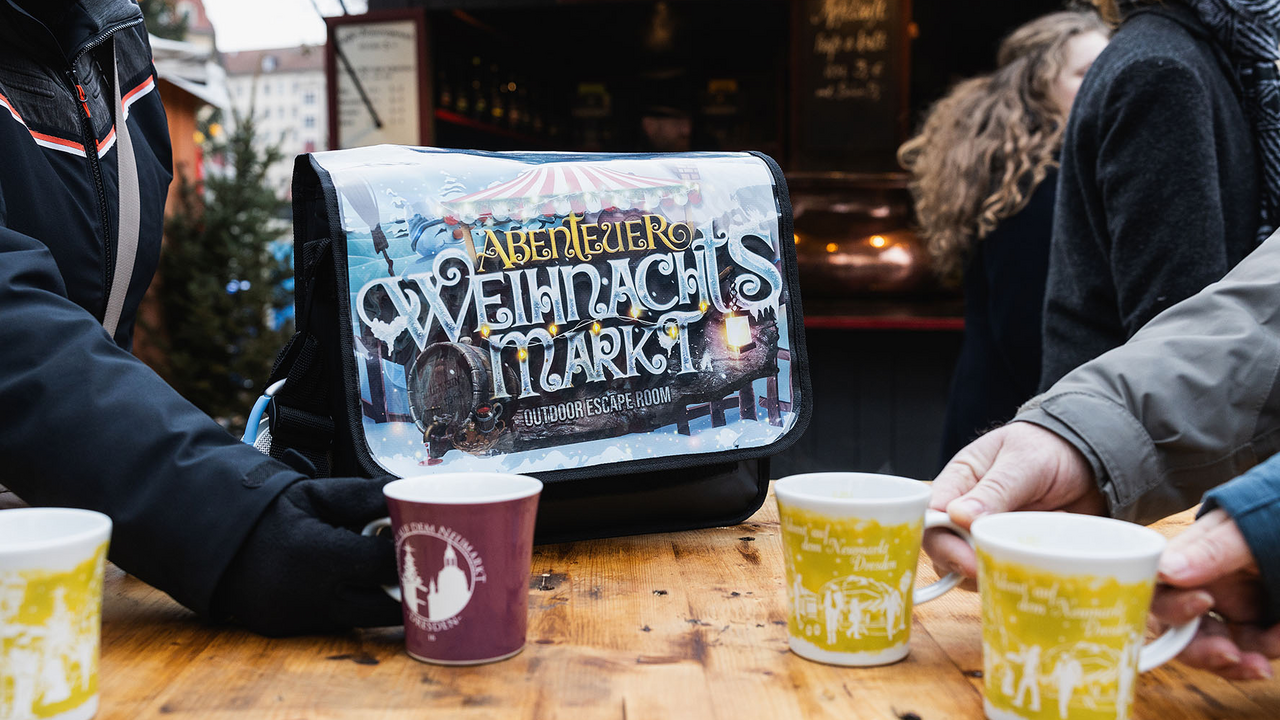 Abenteuer Weihnachtsmarkt 2024 St.Gallen Auf der Suche nach dem geeigneten Weihnachtsevent? Weihnachtsmarktstimmung, Glühwein und Teambuilding während ihr eine spannende Mission löst - ob kleiner, privater Event zu zweit oder grosser Firmenevent: Abenteuer Weihnachtsmarkt 2024 bietet für alle etwas! Die Mission Gerüchte berichten von den jungen Magieschülern der nahegelegenen Zaubererschule, die vielleicht ein wenig zu kühn mit ihren Künsten experimentiert haben. Oder steckt am Ende sogar mehr dahinter? Im Advent 2024 bringt der Weihnachtsmarkt eine ganz besondere Überraschung. Die Marktstände benehmen sich seltsam: Lichterketten tanzen wild umher, Zuckerstangen singen leise Lieder, und der Kühlschrank spricht Gedichte. Ein Hauch von Magie liegt in der Luft.