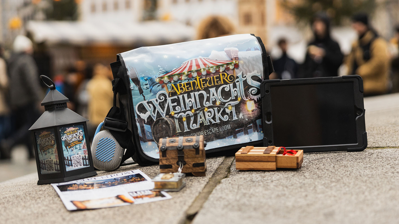 Auf der Suche nach dem geeigneten Weihnachtsevent? Weihnachtsmarktstimmung, Glühwein und Teambuilding während ihr eine spannende Mission löst - ob kleiner, privater Event zu zweit oder grosser Firmenevent: Abenteuer Weihnachtsmarkt 2024 bietet für alle etwas! Die Mission Gerüchte berichten von den jungen Magieschülern der nahegelegenen Zaubererschule, die vielleicht ein wenig zu kühn mit ihren Künsten experimentiert haben. Oder steckt am Ende sogar mehr dahinter? Im Advent 2024 bringt der Weihnachtsmarkt eine ganz besondere Überraschung. Die Marktstände benehmen sich seltsam: Lichterketten tanzen wild umher, Zuckerstangen singen leise Lieder, und der Kühlschrank spricht Gedichte. Ein Hauch von Magie liegt in der Luft.