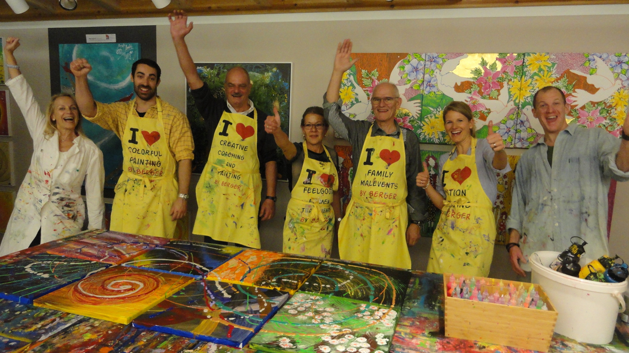 Actionpainting Malevent Action Painting Teamanlass, bei dem auf einfache Art jeder seine eigene Künstler-Leinwand 40 x 40 cm mit seinen Lieblingsfarben grundiert und persönlich gestaltet. Im Anschluss legen wir alle grundierten Künstler-Leinwände für ein grosses Gesamtbild zusammen. In gemeinsamer Aktionsmalerei mit diversen Farbtuben und Spezialeffekten wie Neon-, Perl-, Gold- und Silber-Acrylfarben sowie Glitzer verbinden wir sie zu einem grossen Gemeinschafts-Kunstwerk. Das verbindende Malevent für dein Team:-)