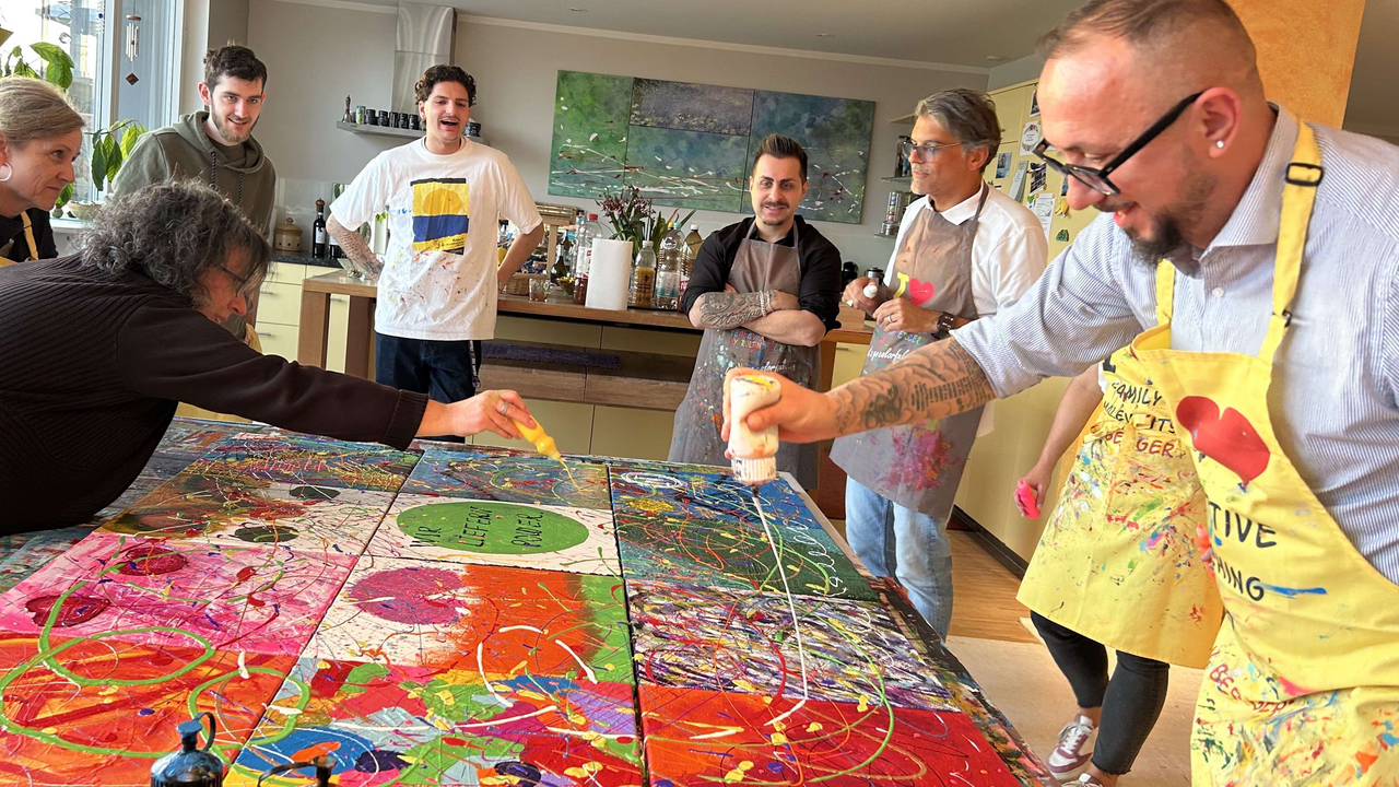 Action Painting Teamanlass, bei dem auf einfache Art jeder seine eigene Künstler-Leinwand 40 x 40 cm mit seinen Lieblingsfarben grundiert und persönlich gestaltet. Im Anschluss legen wir alle grundierten Künstler-Leinwände für ein grosses Gesamtbild zusammen. In gemeinsamer Aktionsmalerei mit diversen Farbtuben und Spezialeffekten wie Neon-, Perl-, Gold- und Silber-Acrylfarben sowie Glitzer verbinden wir sie zu einem grossen Gemeinschafts-Kunstwerk. Das verbindende Malevent für dein Team:-)