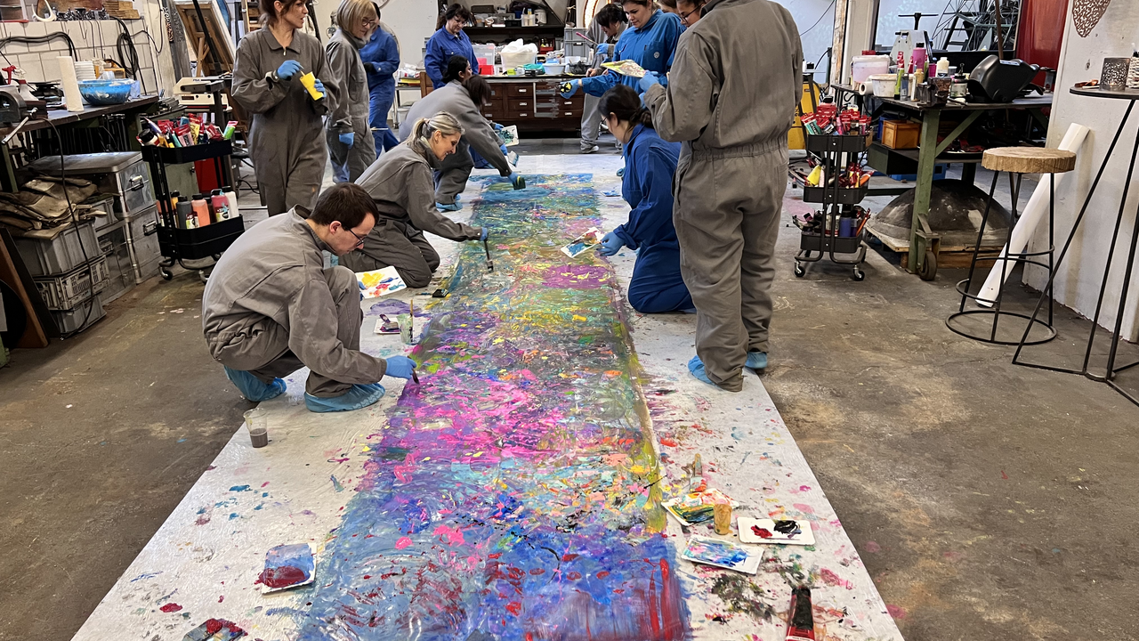 Action Painting ist eine abstrakte, dynamische Malform. Erleben Sie mit Ihrem Team, wie Kreativität aufkommt und Kunstwerke entstehen.