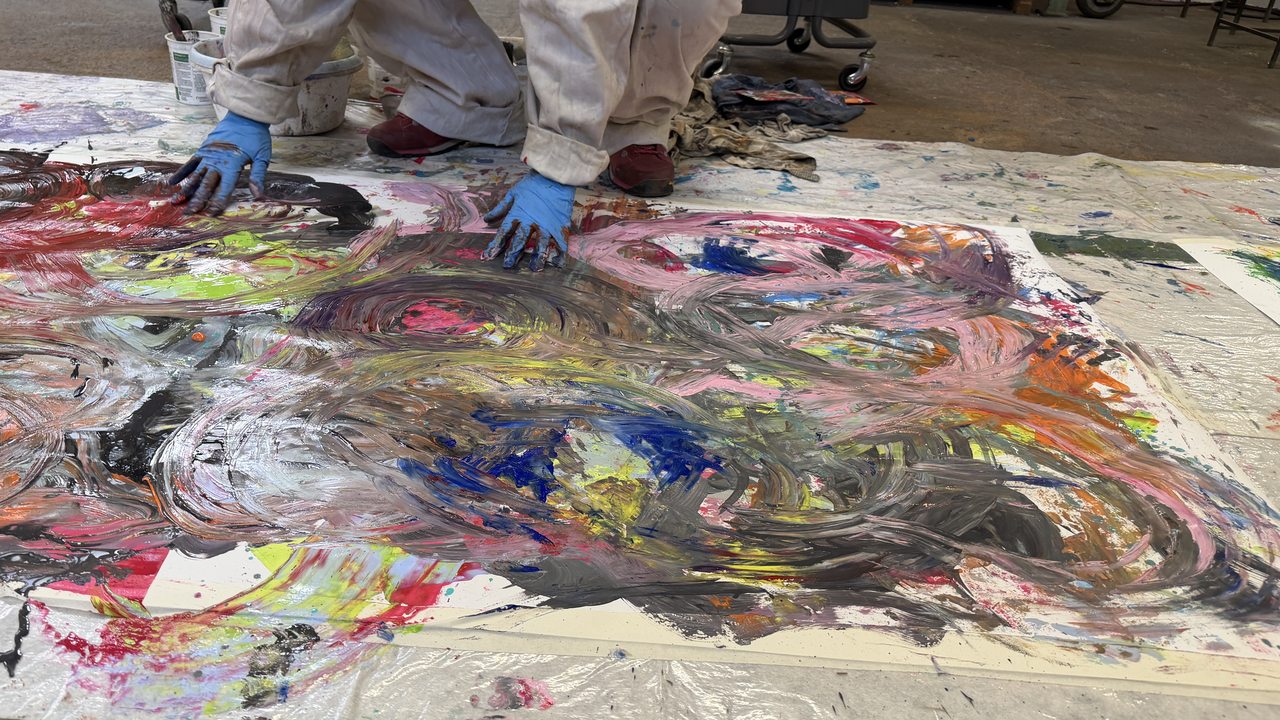 Action Painting ist eine abstrakte, dynamische Malform. Erleben Sie mit Ihrem Team, wie Kreativität aufkommt und Kunstwerke entstehen.