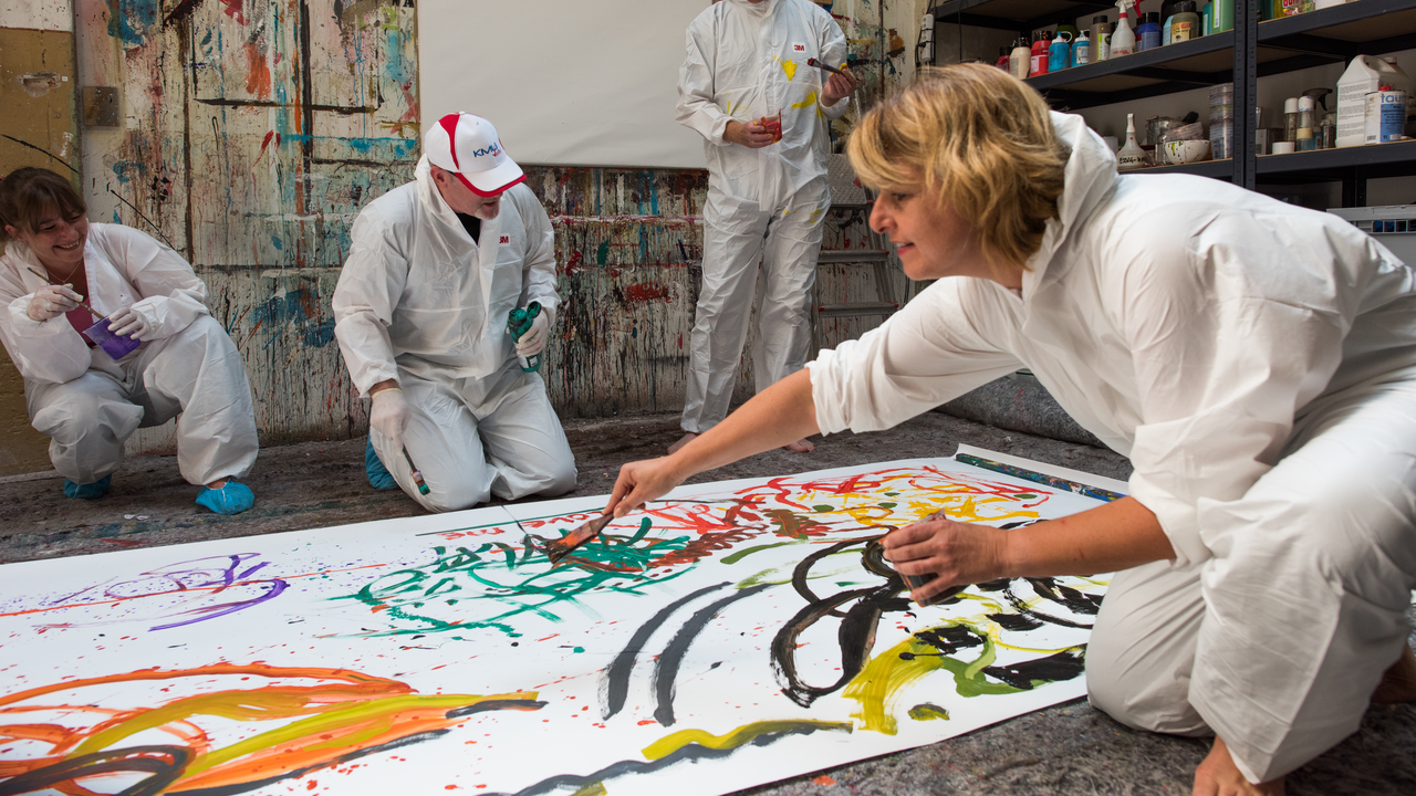 Action Painting Action Painting ist eine abstrakte, dynamische Malform. Erleben Sie mit Ihrem Team, wie Kreativität aufkommt und Kunstwerke entstehen.