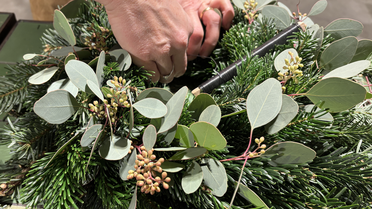 Kreiere deinen individuellen Adventskranz oder ein Adventsgesteck in diesem 3-stündigen Kurs. Ob ein traditioneller Kranz oder ein wildes Gebinde – du fertigst dein Werkstück so, wie es dir gefällt.