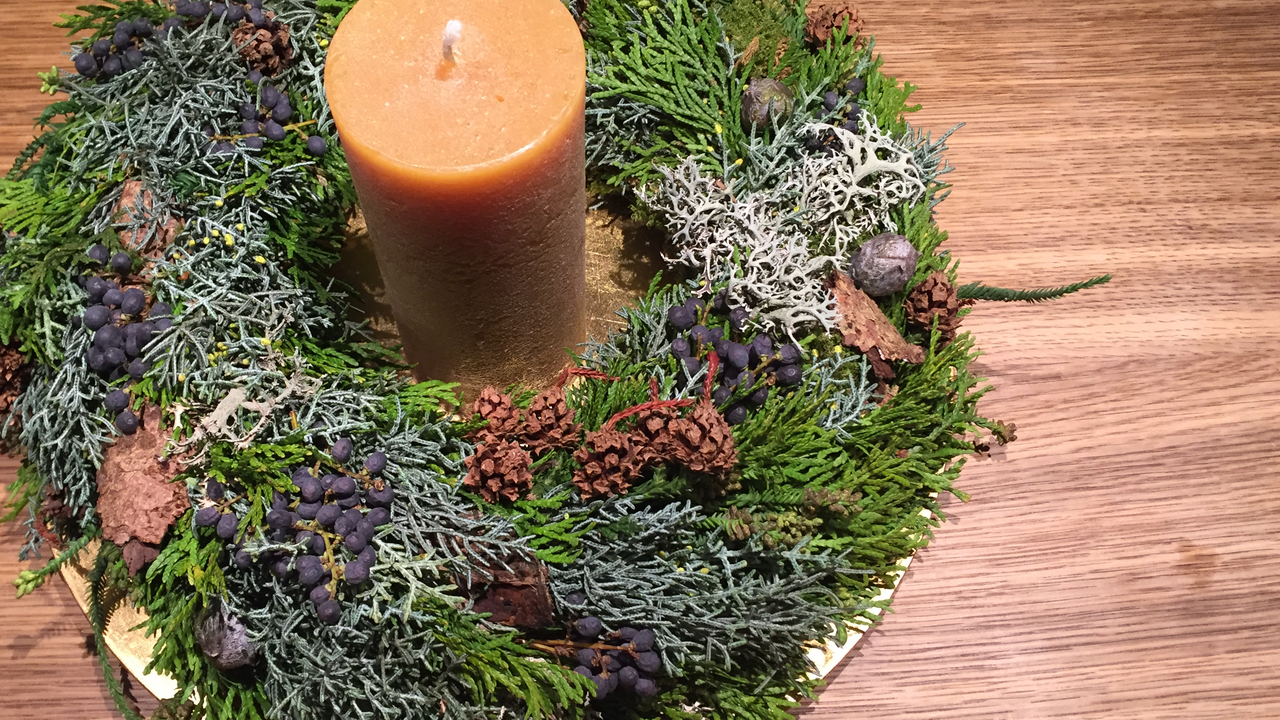 Adventskranz binden Team-Event Kreiere deinen individuellen Adventskranz oder ein Adventsgesteck in diesem 3-stündigen Kurs. Ob ein traditioneller Kranz oder ein wildes Gebinde – du fertigst dein Werkstück so, wie es dir gefällt.