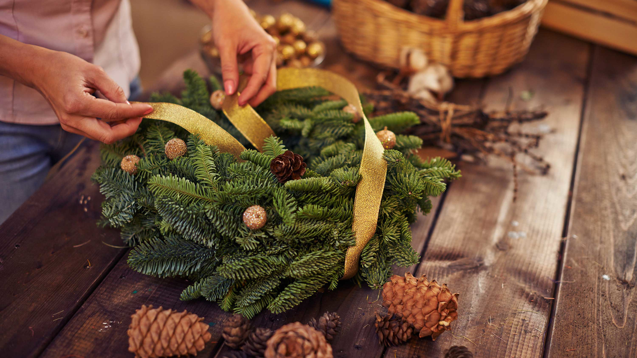 Kreiert euren eigenen Adventskranz – ganz natürlich. Wir zeigen euch wie und mit welchen Materialien ihr euren individuellen Adventskranz binden könnt. Verleiht dem Adventskranz eine persönliche Note. Wir erklären euch verschiedene Dekorationsmöglichkeiten ganz ohne Heisskleber, Sprühkleber, Farbspray und Steckschaum. Ihr könnt Kerzen selber mitnehmen oder bei uns beziehen. Alle Workshops werden bei euch im Unternehmen oder Standort durchgeführt. Optional kann ein anderes Kurslokal dazugebucht werden – sprich uns einfach darauf an.