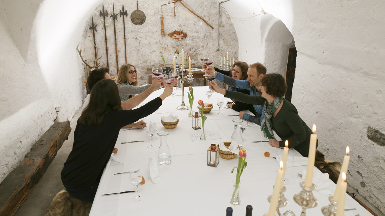 AdventureRooms und Rittertafel Sind Sie bereit für ein Abenteuer? Erleben Sie ein packendes Real Life Escape Spiel in Chur mit anschliessendem 4-Gang-Menü im Ritterkeller. Dieses Angebot ist ideal für einen tollen Nachmittag/Abend für Gruppen, die etwas zusammen erleben möchten. Ob als Geburtstagsfest, Polterabend oder einfach als abwechslungsreiches Gruppenerlebnis - dieser Tag wird in Erinnerung bleiben!