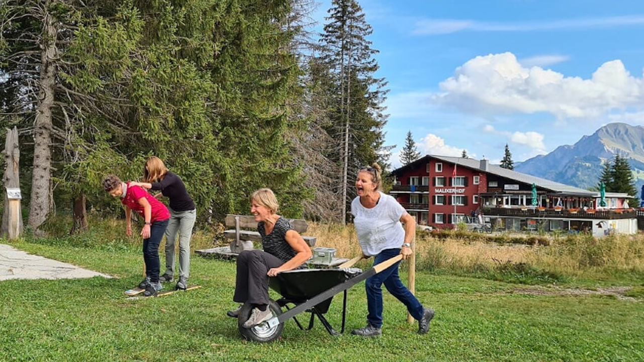 Alpengaudi-Stafette Brambrüesch Aus der gut erreichbaren Stadt Chur schweben Sie mit der Gondelbahn direkt zur Hochebene Brambrüesch. Dort erwartet Sie nicht nur ein toller Ausblick in die Bündner Bergwelt sondern auch eine urchige Alpengaudi-Stafette und anschliessend ein genüssliches Mittagessen im Bergrestaurant.