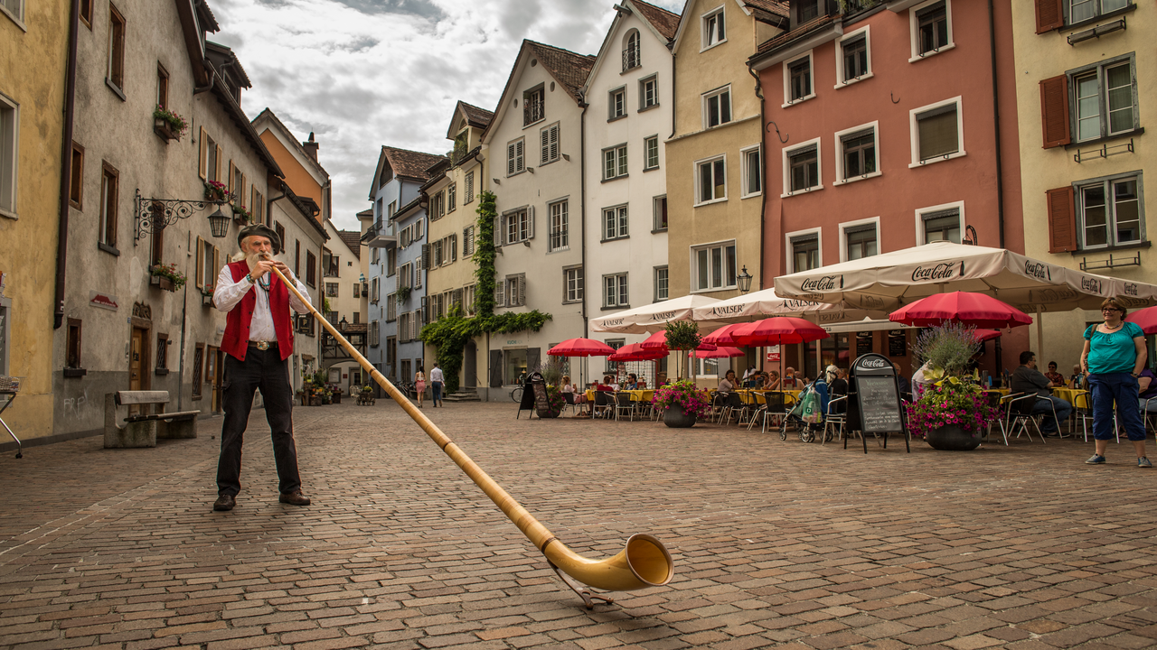 Zusammen mit dem Alphorn-Öhi Werner Erb wagen Sie Ihre ersten Versuche im Alphornspielen – mit viel Charme, Humor und fachkundiger Anleitung. Anschliessend lassen Sie sich in einem gemütlichen Restaurant kulinarisch verwöhnen. Ein Erlebnis mit bleibendem Eindruck!