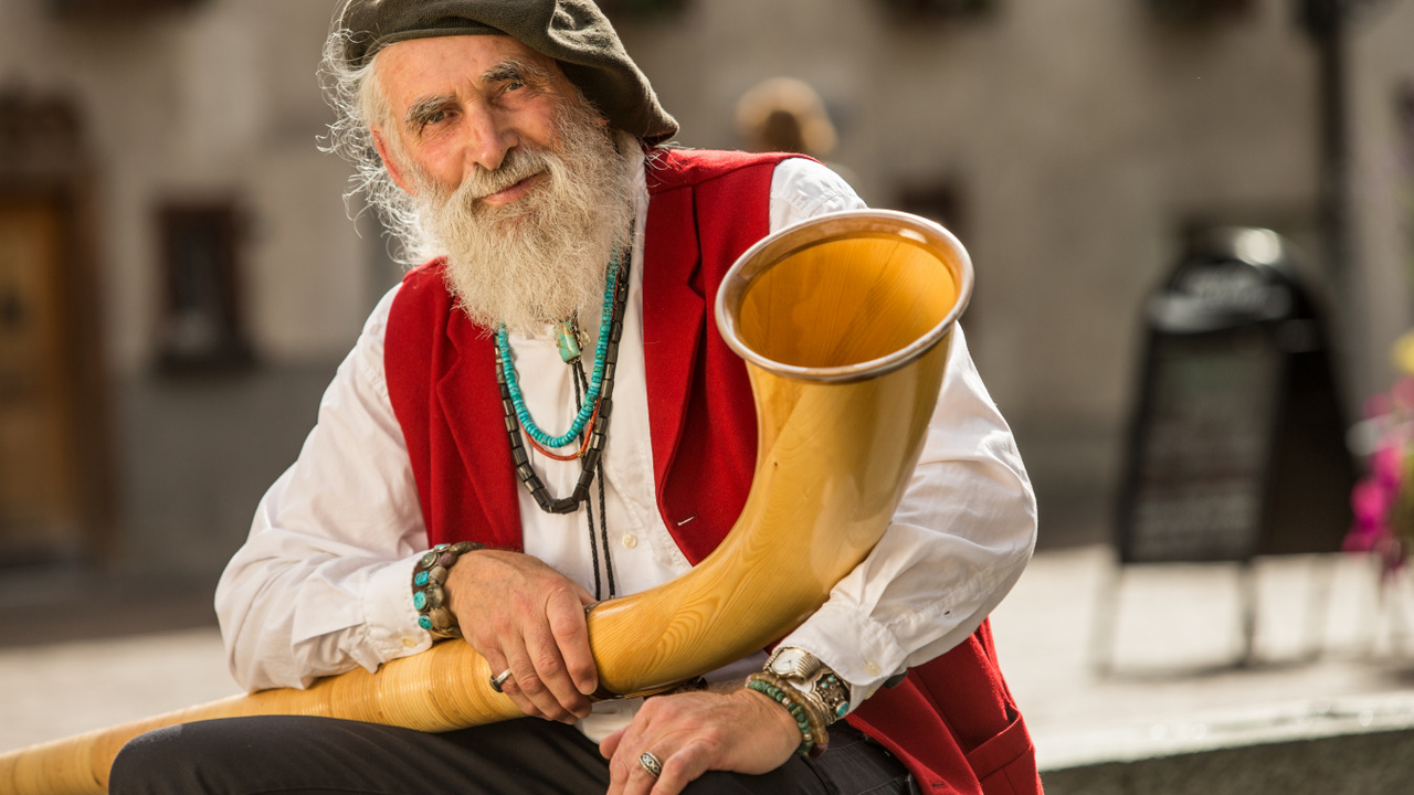 Alphorn Workshop mit Bündner Menü Zusammen mit dem Alphorn-Öhi Werner Erb wagen Sie Ihre ersten Versuche im Alphornspielen – mit viel Charme, Humor und fachkundiger Anleitung. Anschliessend lassen Sie sich in einem gemütlichen Restaurant kulinarisch verwöhnen. Ein Erlebnis mit bleibendem Eindruck!