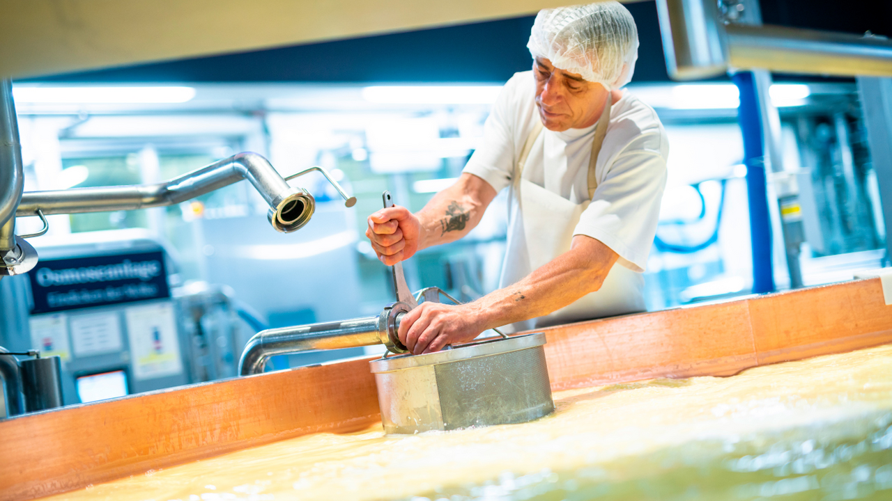 Schaukäserei erleben Ein erlebnisreicher Tag erwartet Sie im Appenzellerland: Erfahren Sie bei einem Rundgang durch die Schaukäserei alles über die Produktion des Käses.