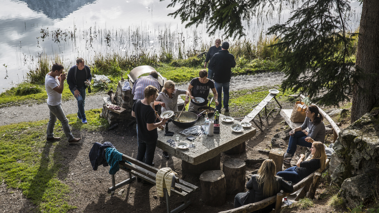 Abseits der Wege gehen wir dem Ursprung des Feuerkochens auf die Spur. Auf dem Feuer kochen heisst wach und aufmerksam sein. Wir begeben uns in die Wildnis und sind wach und aufmerksam.