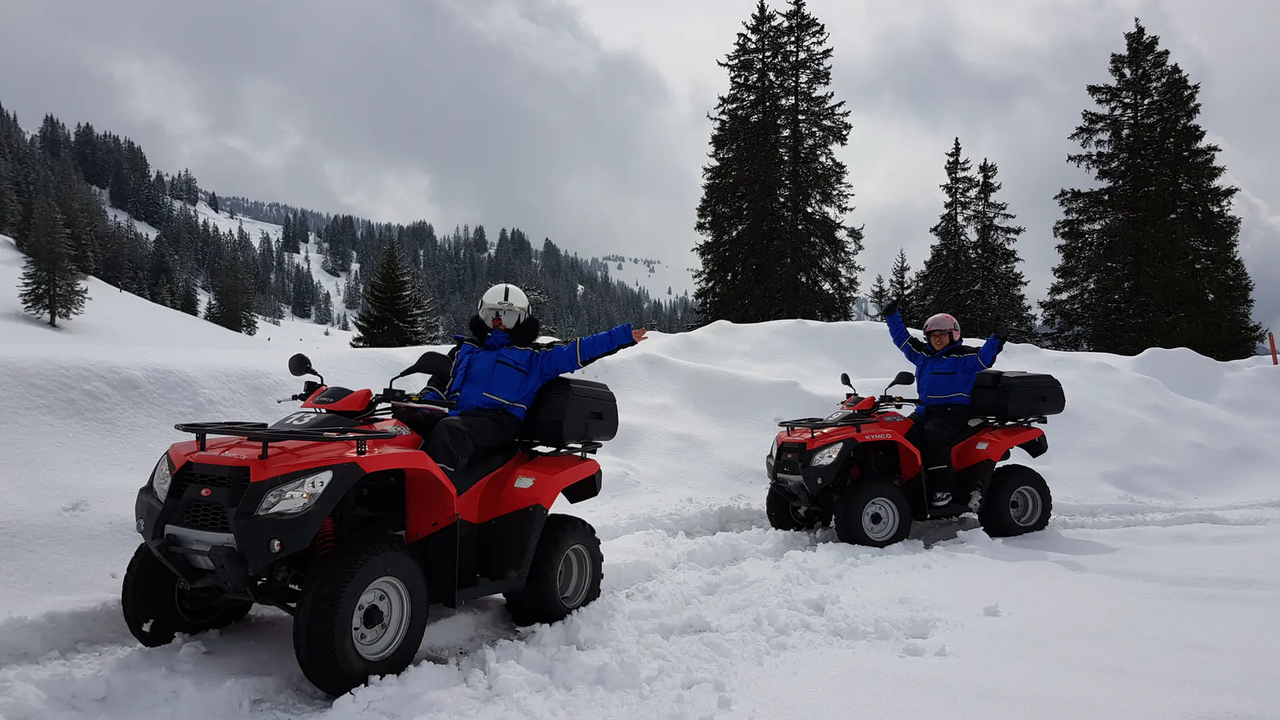 E- Quad fahren im Winter mit Fondue Wir fahren über eine Panoramastrasse ins verschneite Winterwunderland. Testen Sie quadfahren auf den schneebedeckten Strassen. Auf dem Berg oben angelangt geniessen wir ein Orginal Raclette oder Käsefondue. Danach Rückfahrt nach Interlaken.