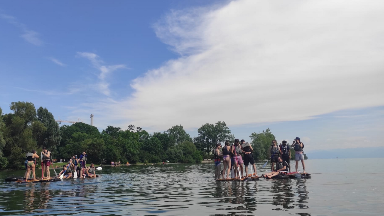 Beim Flossbau arbeiten die Teilnehmer in Gruppen zusammen, um aus bereitgestellten Materialien ein schwimmfähiges Floss zu konstruieren. Diese Aktivität fördert Teamarbeit, Kommunikation und kreatives Problemlösen, während alle Mitglieder ihre individuellen Fähigkeiten einbringen. Am Ende wird das Floss auf dem Wasser getestet, was den Teamgeist weiter stärkt und für ein gemeinsames Erfolgserlebnis sorgt. Und vor allem für jede Menge Spass!