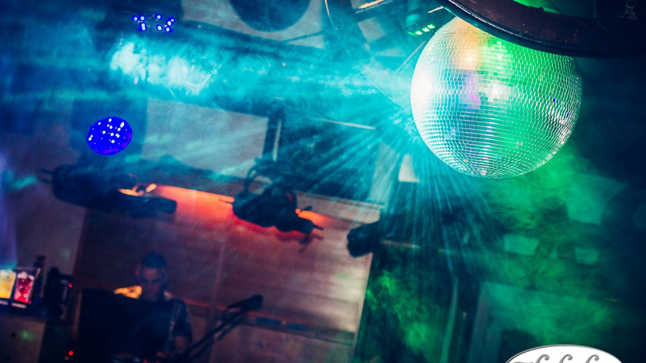 Partyabend im Schwarzwald Als tanzbegeisterte Person egal ob 30 oder 65 Jahre jung reisen Sie mit uns in einen der wohl beliebtesten Tanzclubs im Schwarzwald - Heuboden, Umkirch (DE). Hier geht die Post ab - 1 Club mit 3 Dancefloors!