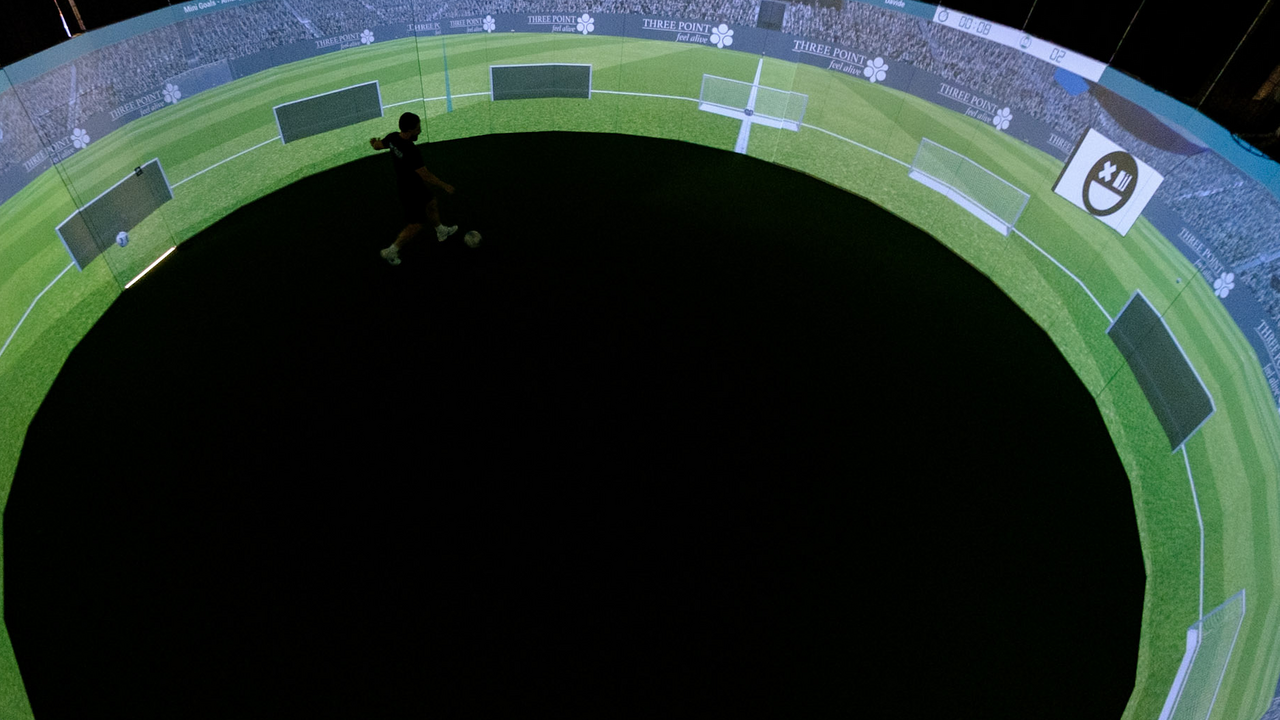 Der SoccerBot360 ist ein Indoor Trainingsgerät mit 10 Meter Durchmesser. Das ist virtuelles Fussballtraining vom Feinsten! Mit diesem Training verbesserst du deine Leistung und deine kognitiven Fähigkeiten. Erlebe jetzt dieses einzigartige & innovative Trainingserlebnis.