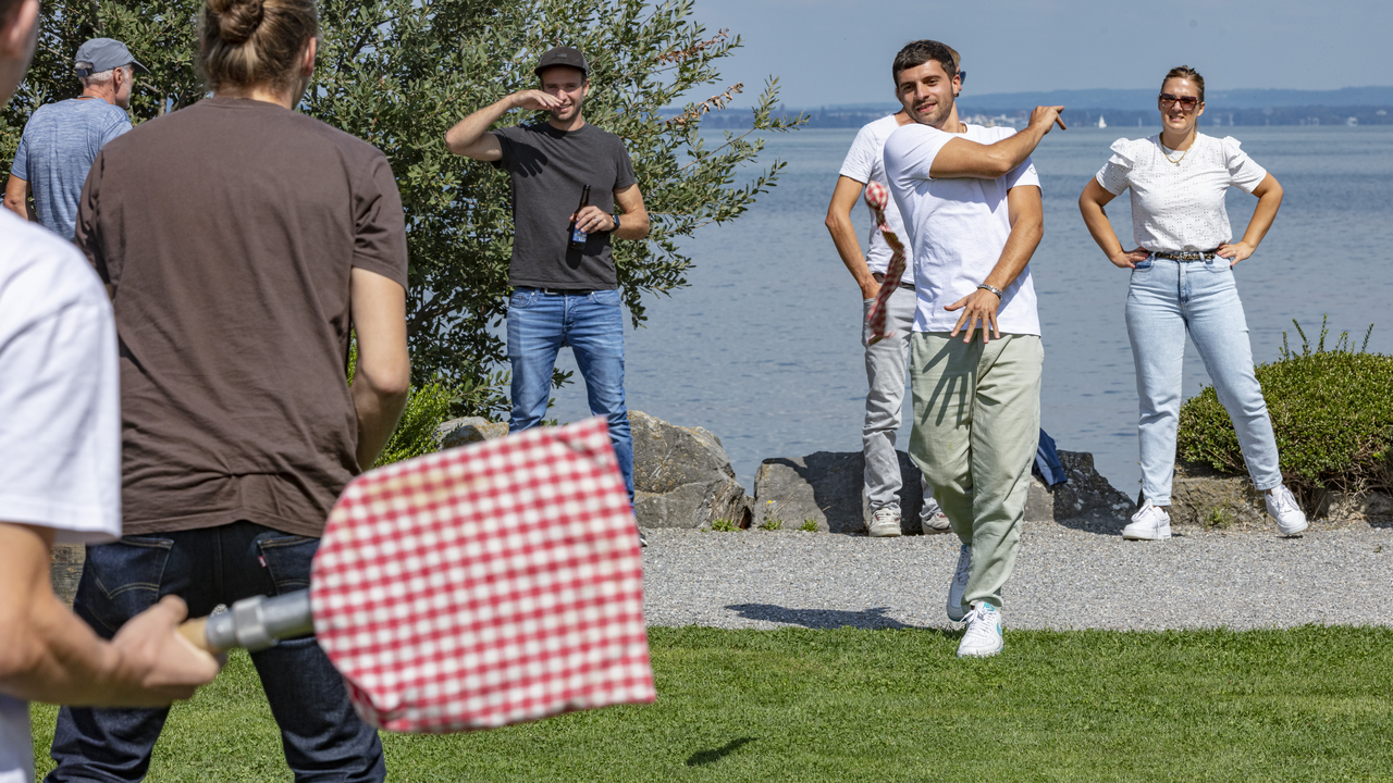 Ihr Appenzeller Ausflug beginnt beim gewünschten Eventort. Hier erwarten Sie urchige Älplerspiele mit Aufgaben rund um den Bauernstand, das Brauchtum und das Leben auf der Alp. Anschliessend geniessen Sie ein feines BBQ.