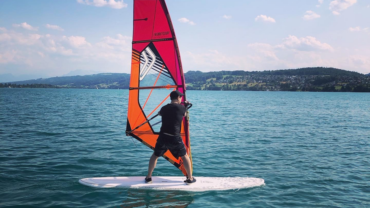 Surferlebnis auf dem Hallwilersee Werden Sie und Ihr Team Eins mit den Elementen Wind und Wasser. Manu, ausgebildeter Windsurflehrer und Rettungsschwimmer, teilt leidenschaftlich die Welt des Surfens (Windsurfen, SUP, Wingfoilen). Durch die Reduzierung auf das Notwendigste wird nicht nur die Effizienz gesteigert, sondern auch den bewussten Umgang mit Ressourcen und eine nachhaltige Surfpraxis gefördert.