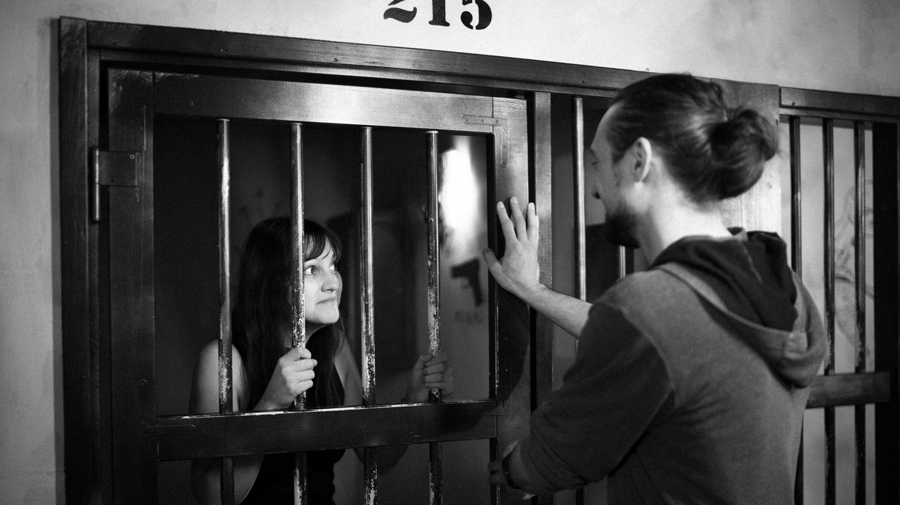 Vier einzigartige Escape Room-Abenteuer warten direkt in Luzern auf euch. Die Uhr tickt und die Spannung steigt. Mithilfe von Teamarbeit, logischem Denken und klugem Kombinieren könnt ihr Rätsel lösen, Schlösser öffnen, Geheimnisse entschlüsseln und im Wettlauf gegen die Zeit als Sieger hervorgehen. Dieses Erlebnis verspricht unvergessliche Abenteuer für Familien, Freunde, Teams und Kollegen, mit einer breiten Auswahl an Herausforderungen.