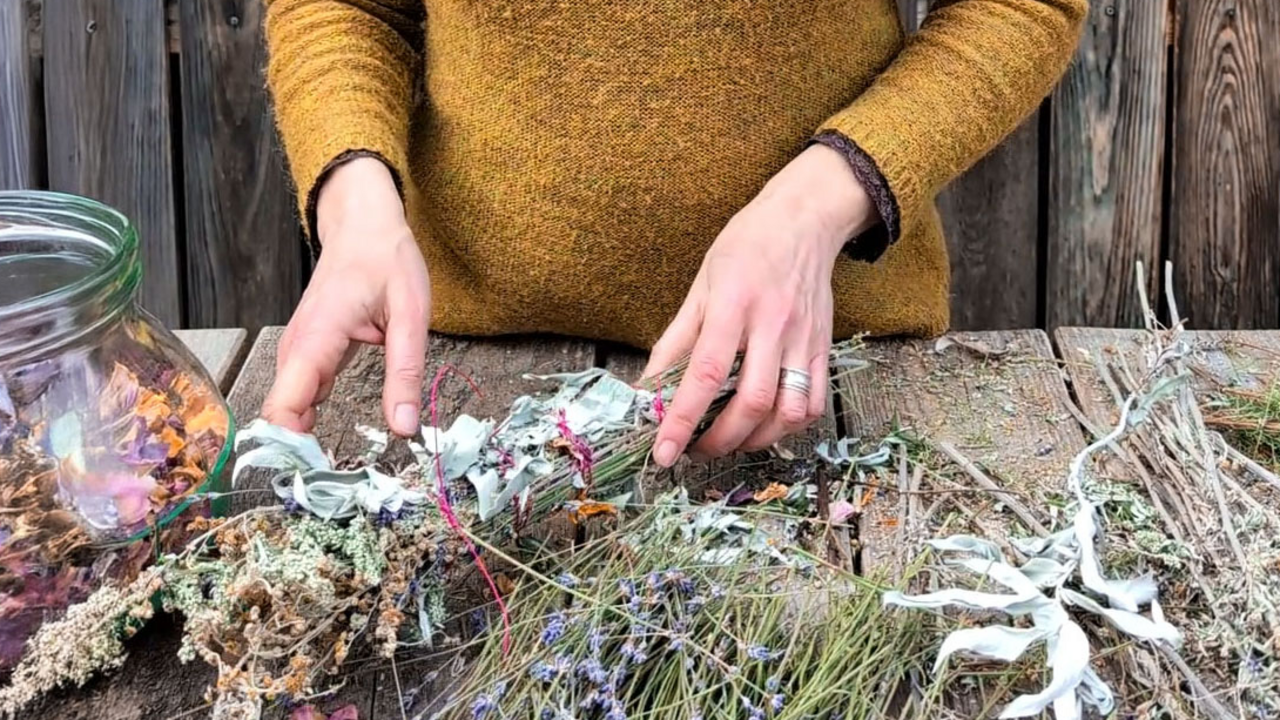 Räuchern ist eine uralte Praxis, die in vielen Kulturen tief verwurzelt ist. Sie dient der Reinigung, der Zeremonie und der Verbindung mit dem Wesentlichen. In diesem besonderen Workshop lernen Sie Räucherpflanzen kennen, binden Ihren eigenen Räucherstängel und erfahren mehr über die Bedeutung und Anwendung traditioneller Räucherrituale.