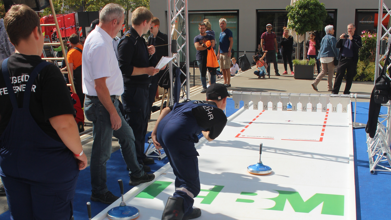 Eisstockschiessen in Zürich Für einen Anlass der besonderen Art verwandeln wir ihren nächsten Firmenanlass in ein unvergessliches und aktionsgeladenes Erlebnis. Die mobile Eisstockbahn ist überall einsetzbar und für jedes Alter ein Knüller. Die mobile Bahn ist aus Kunststoff und benötigt keine Energie.
