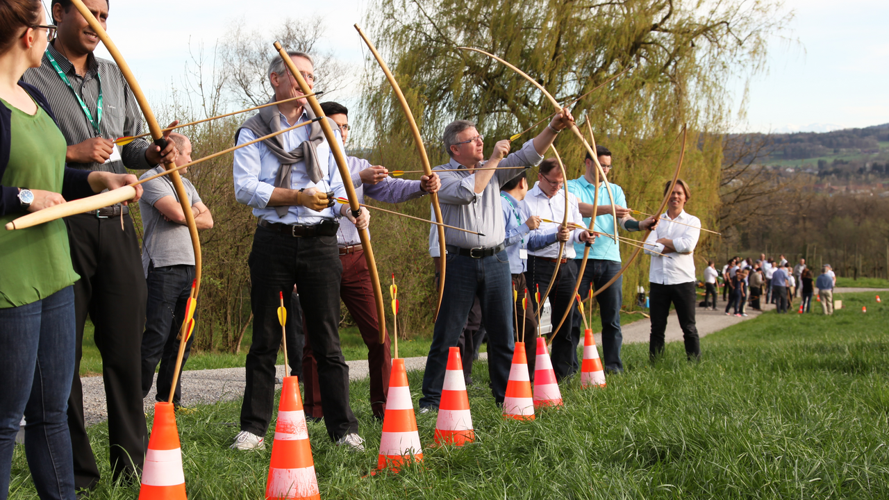 Zielen & Treffen Bei diesem Gruppenevent dreht sich alles um's Zielen und Treffen. Die Auswahl an Posten ist gross. Ob Mann oder Frau, jeder kann sich für etwas begeistern. Stellen Sie sich Ihr eigenes Wunschprogramm zusammen. In Teams zirkulieren die Teilnehmer durch folgende, mögliche Posten: Bolas werfen; Steinschleuder schiessen; Bogenschiessen; Messer werfen; Heugabel werfen; Tomahawk werfen; Blasrohr schiessen; Lasso werfen; Kanonen schiessen; Speer werfen uvm.