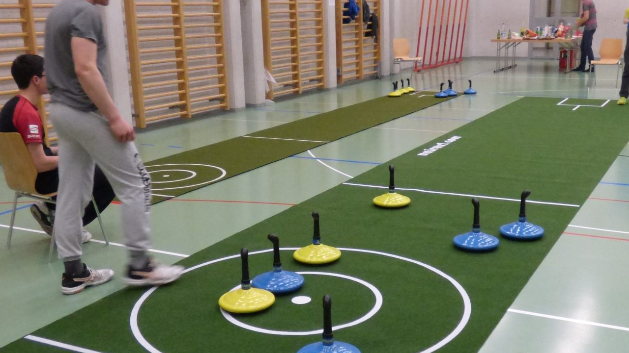 Spielen sie mit, mobilen Bahnen, da wo sie, ihren Event, möchten, fast alle Kantone (ohne Genf, Waadt, Wallis, Tessin, Ober-Unterengadin. Oder in Hirschthal Ag Freitag-Sonntag, haben wir, einen Raum. Curling-Stockshiessen (eine Mischung aus dem Eis-Curling + Eisstockschiessen oder Shuffleboard (mit Disc + Cues), bekannt von Kreuzfahrten. Beide Spiele, können auch, kombiniert, werden. Schlag den Gegner, bekannt von Pro7 und RTL (15 Spiele; Wissen-Können, Glück-Geschick und 5 Sportspiele)