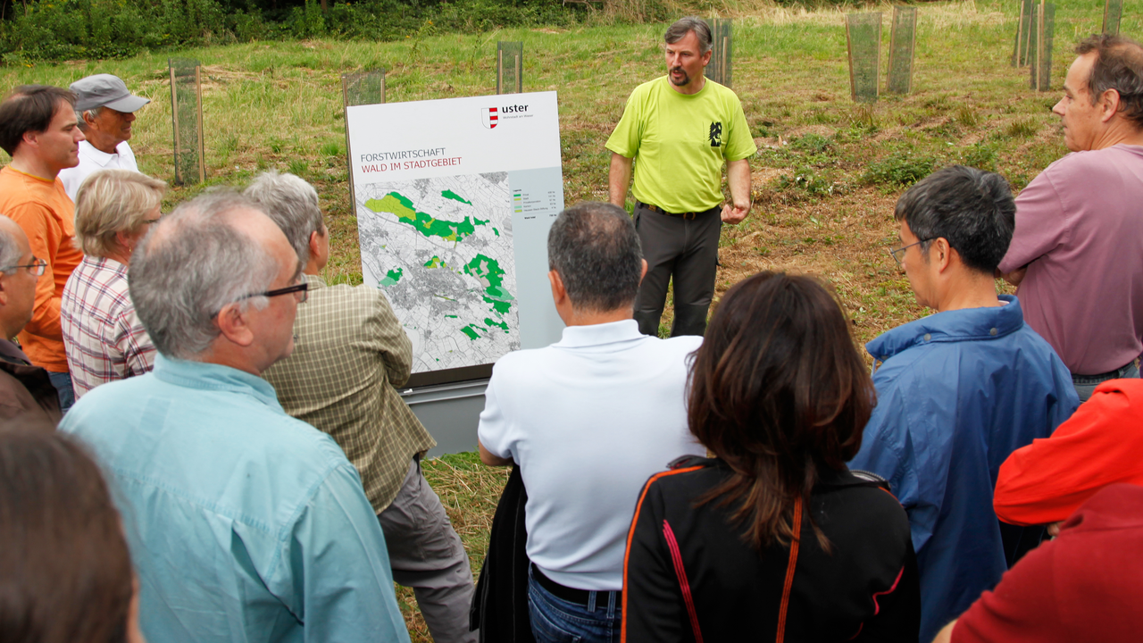 Diese Veranstaltung fördert die Nachhaltig Ihres Unternehmens, indem die Teilnehmer zusammen mit einem Förster einen halben Tag im Wald verbringen. Dabei werden Lichtungen von Gestrüpp befreit und Neophyten bekämpft. Wenn es von der Jahreszeit her passt, können sogar junge Pflanzen gesetzt werden.