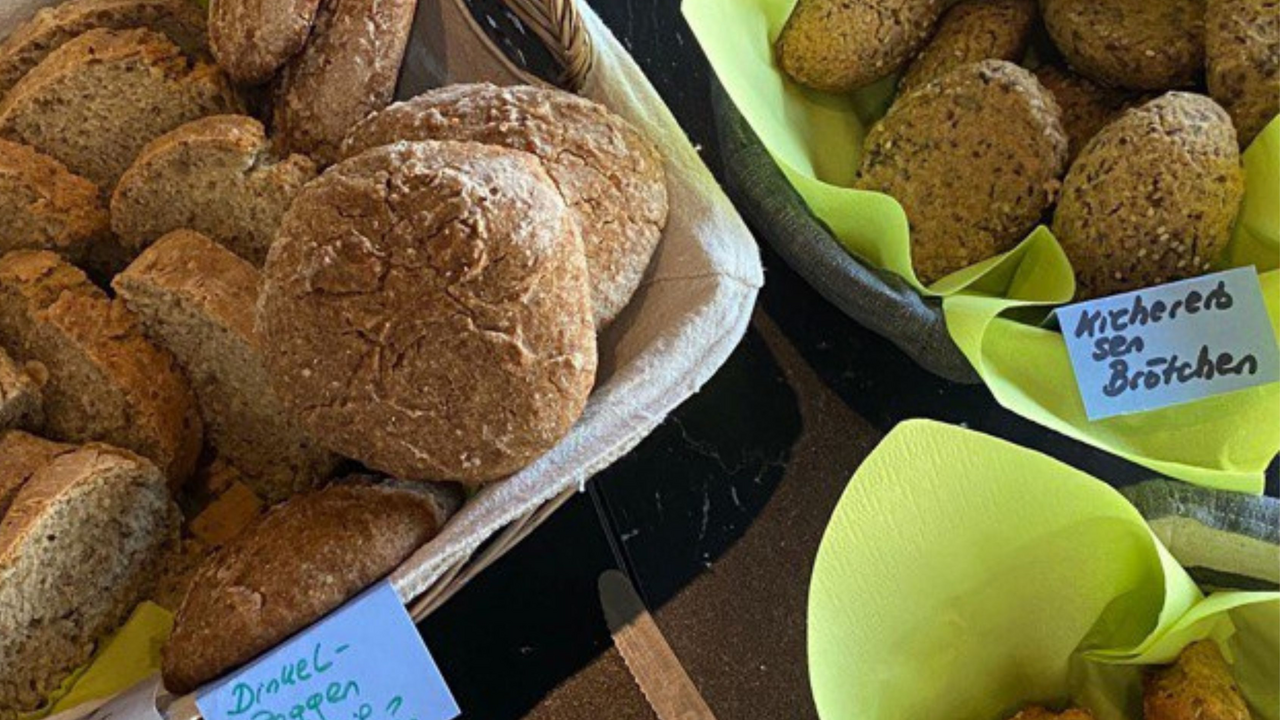 Ein besonderes kulinarisches Erlebnis für geschlossene Gruppen: Erleben Sie traditionelles Brotbacken mit alternativen Mehlsorten, stellen gesunde Aufstriche her und erhalten wertvolles Wissen zu ganzheitlicher Ernährung – vom Mehl bis zum gemeinsamen Genuss.