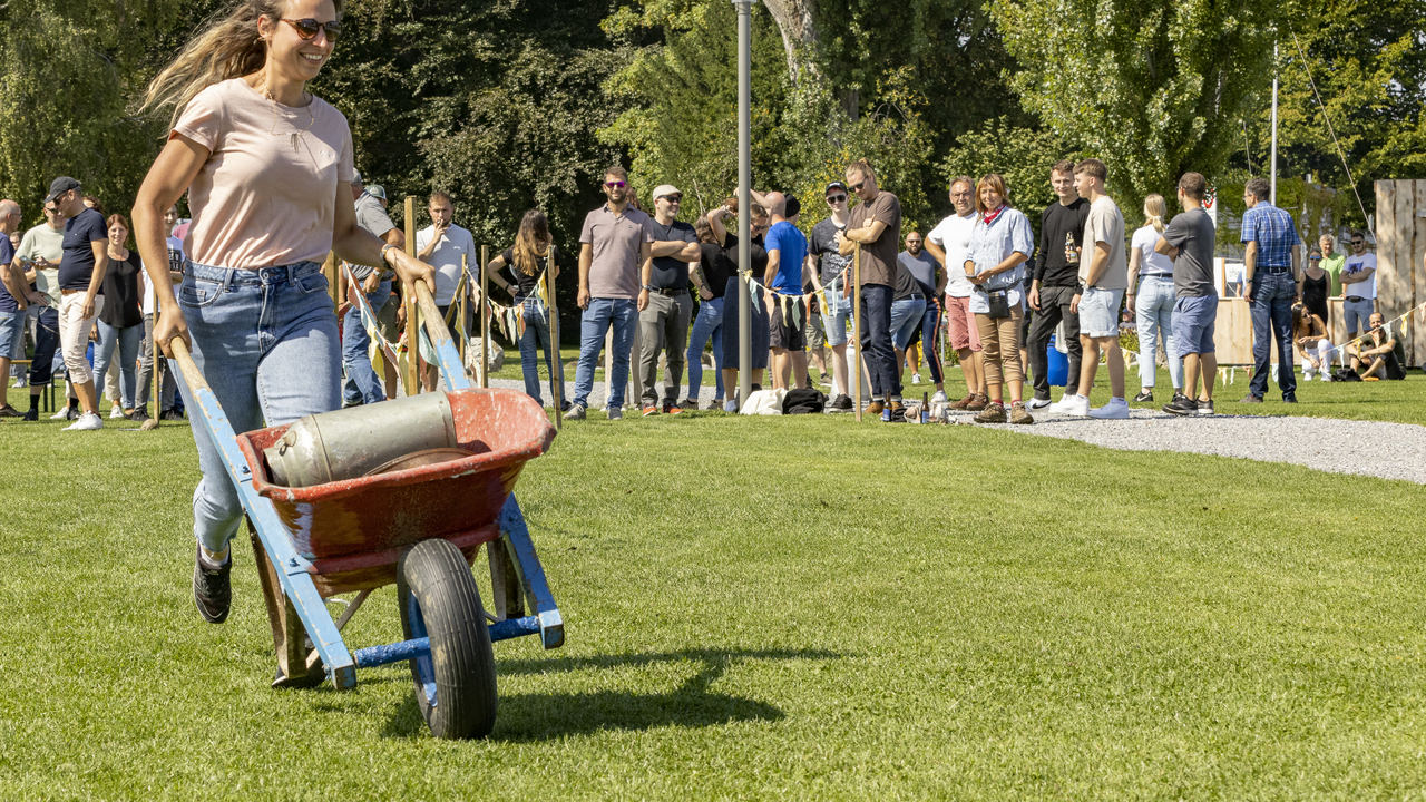 Ihr Appenzeller Ausflug beginnt beim gewünschten Eventort. Hier erwarten Sie urchige Älplerspiele mit Aufgaben rund um den Bauernstand, das Brauchtum und das Leben auf der Alp. Anschliessend geniessen Sie ein feines BBQ.
