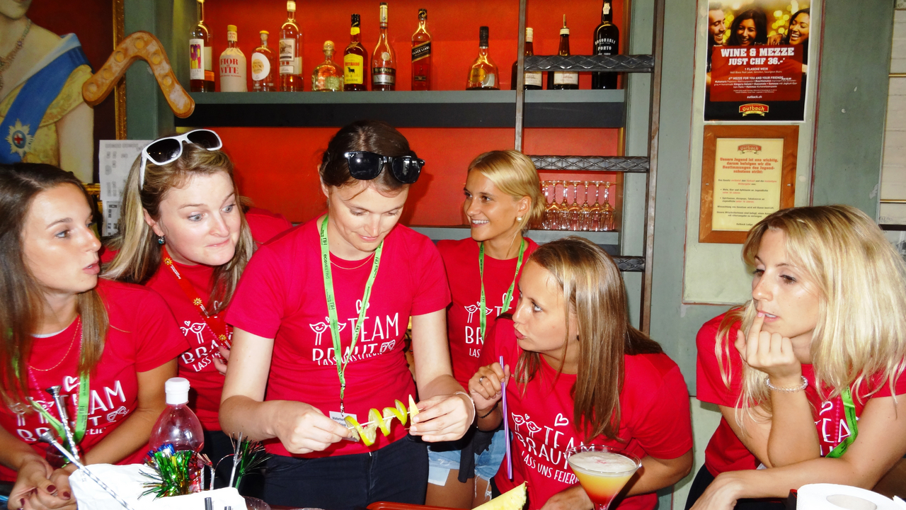 Cocktail Mix Workshop im Kanton Luzern Eignen Sie sich das Fachwissen eines Barkeepers an, dann kann die nächste Party kommen. In unserem Cocktail Mix Workshop werden die Teilnehmer in die bunte und internationale Welt des Cocktailmixens eingeführt und mit den Barkeeper-Utensilien, Spirituosen sowie Garnituren vertraut gemacht. In verschiedenen Gruppen werden eigene alkoholische und alkoholfreie Drinks gemixt und mit verschiedenen Garnituren dekoriert.