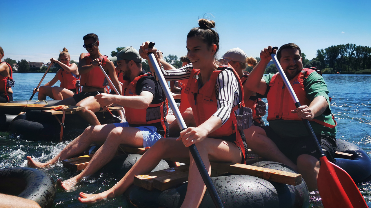 Flossbau am Ägerisee Beim Flossbau am Ägerisee erlebt ihr jede Menge Teamgeist, Spass und Abenteuer! Gemeinsam plant und baut ihr euer eigenes Floss, um damit die idyllische Kulisse des Ägerisees zu erkunden. Hier sind Geschick, Kreativität und Teamwork gefragt, damit euer Floss stabil schwimmt und euch sicher übers Wasser trägt.