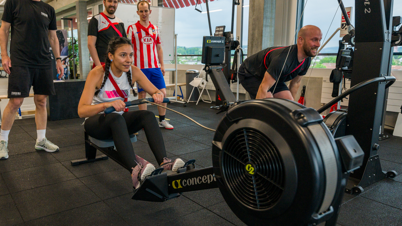 Bei uns kannst du dich mit deinen Freunden sportlich austoben und eine Menge Spass haben! Unsere coolen Spielplattformen bieten die perfekte Umgebung für einen einzigartigen Event. Ob virtuelle Ballsport-Games, Kicken auf dem Indoor-Fussballplatz, Tischtennis oder «en Töggeli-Match»: Für jeden ist was dabei.