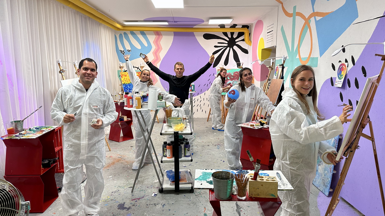 Action Painting Abenteuer Tauchen Sie ein in die Welt des Action Paintings, bei dem Ihr Team zusammenkommt, um ihre kreativen Seiten zu entdecken. Entfesseln Sie dynamischen Ausdruck und lassen Sie Ihrer Fantasie mit Farbspritzern und -klecksen freien Lauf.