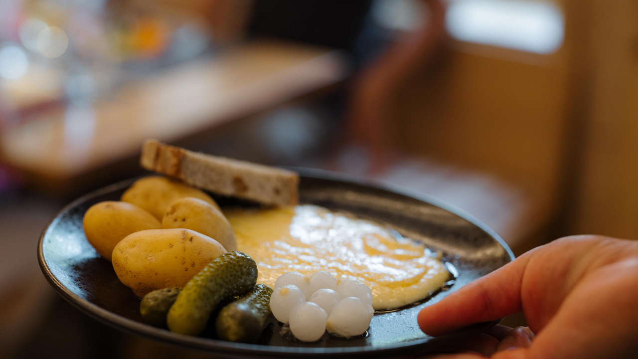 Unsere Raclettehütte ist mehr als nur ein Ort zum Essen – sie ist ein Erlebnis, das dich mit köstlichem Käse, gemütlicher Atmosphäre und purer Erholung verwöhnt. Also tauche ein und lasse dich vom Alpenchic und köstlichem Käse verzaubern!